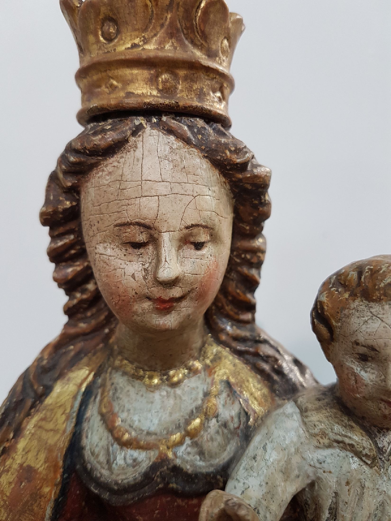 Detail d: Heiligenfigur, Mutter Gottes mit Jesuskind, 18. Jh., Holz geschnitzt, Attribute z.T. fehlend, Krone ergänzt, Fassung z.T. aus der Zeit, H. ca. 35 ...