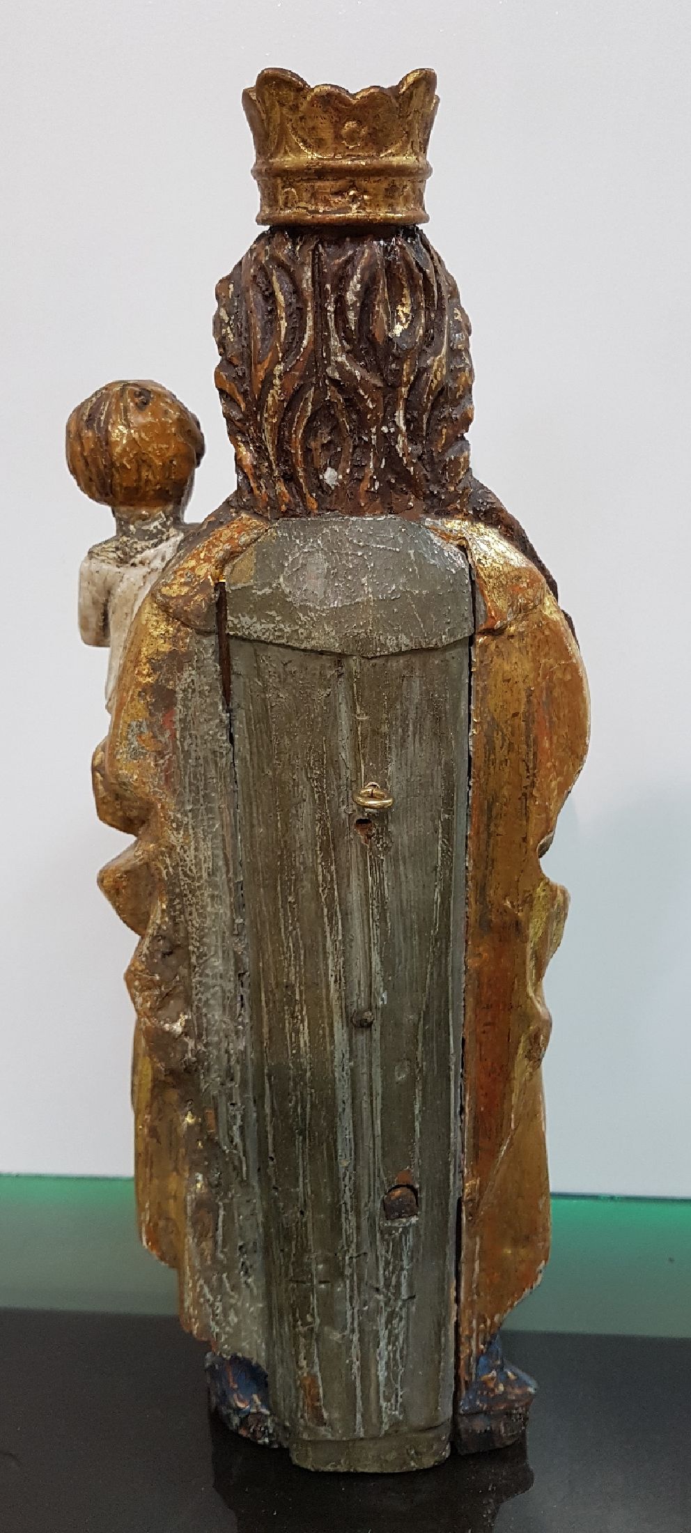 Detail e: Heiligenfigur, Mutter Gottes mit Jesuskind, 18. Jh., Holz geschnitzt, Attribute z.T. fehlend, Krone ergänzt, Fassung z.T. aus der Zeit, H. ca. 35 ...