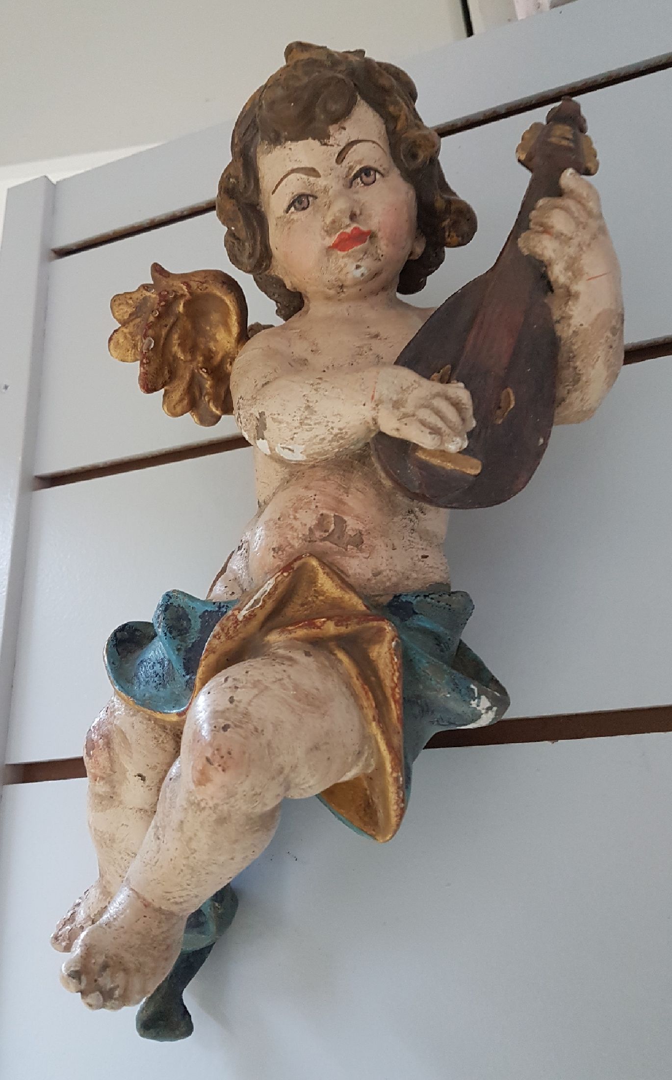 Detail a: Paar Engel, süddeutsch, 19. Jh., Posaunenspieler und Lautenspieler, wohl Lindenholz geschnitzt, Farbabblätterungen, Gebrauchsspuren, H. ca. 35 cm, ...