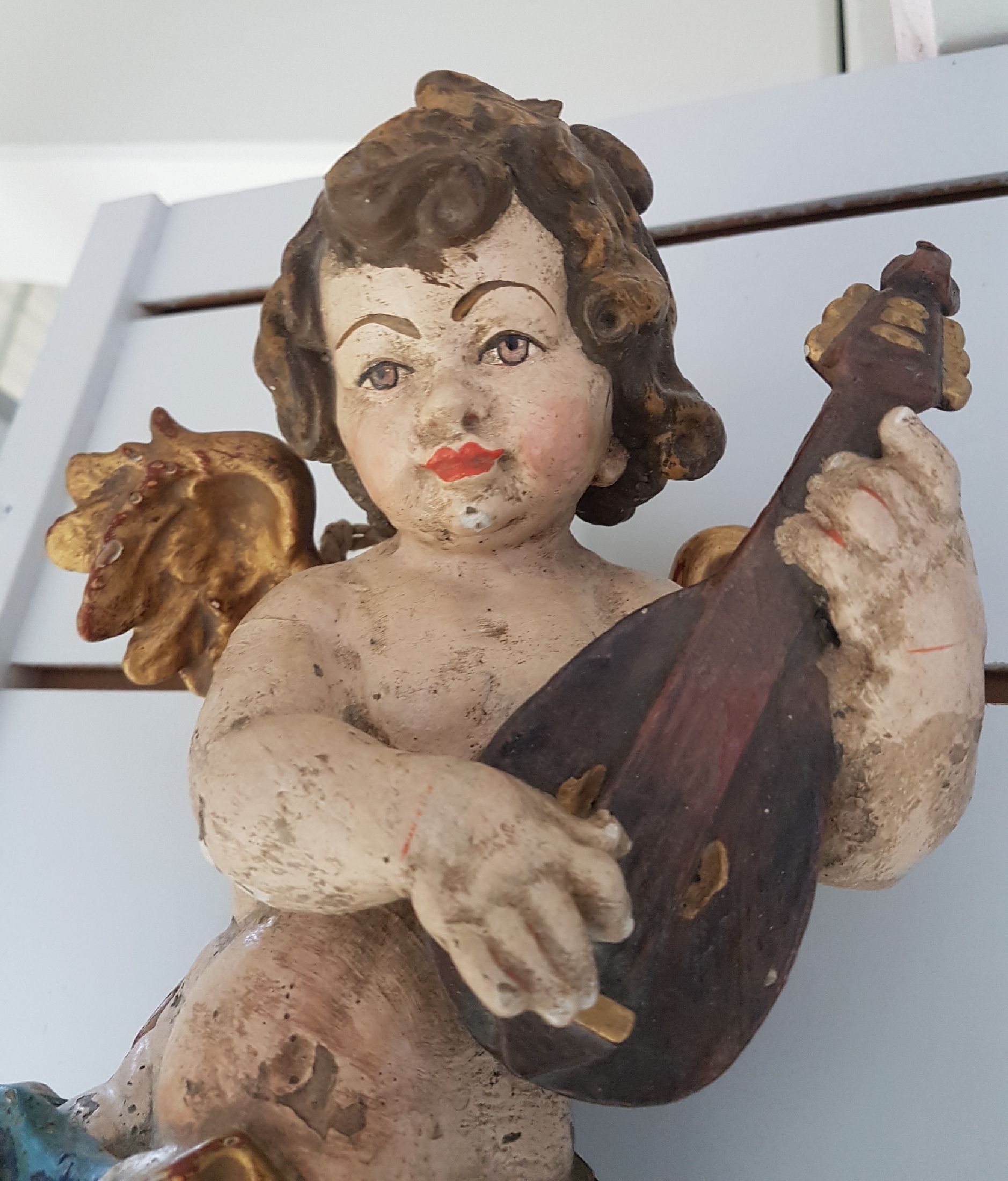 Detail b: Paar Engel, süddeutsch, 19. Jh., Posaunenspieler und Lautenspieler, wohl Lindenholz geschnitzt, Farbabblätterungen, Gebrauchsspuren, H. ca. 35 cm, ...