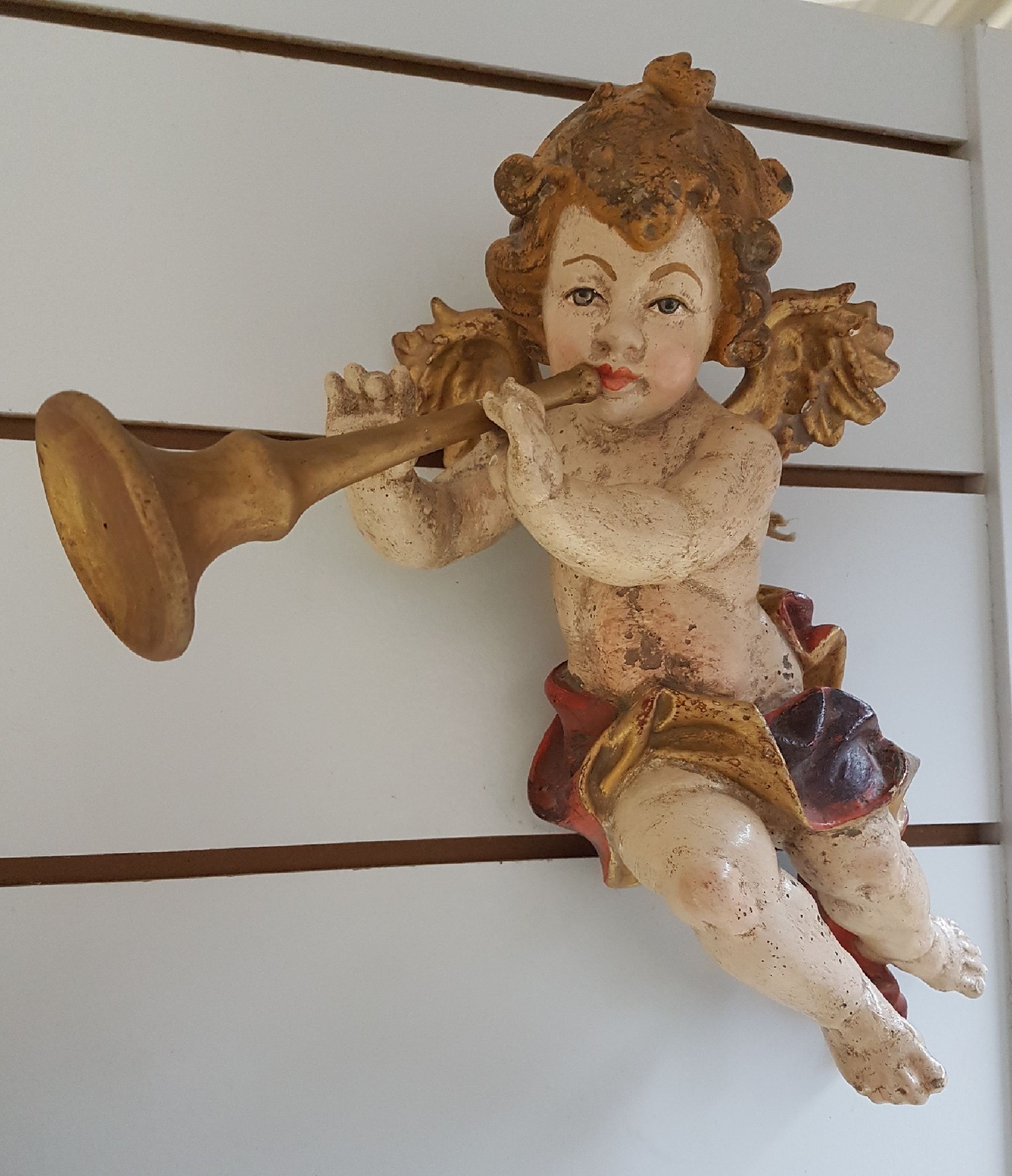 Detail c: Paar Engel, süddeutsch, 19. Jh., Posaunenspieler und Lautenspieler, wohl Lindenholz geschnitzt, Farbabblätterungen, Gebrauchsspuren, H. ca. 35 cm, ...
