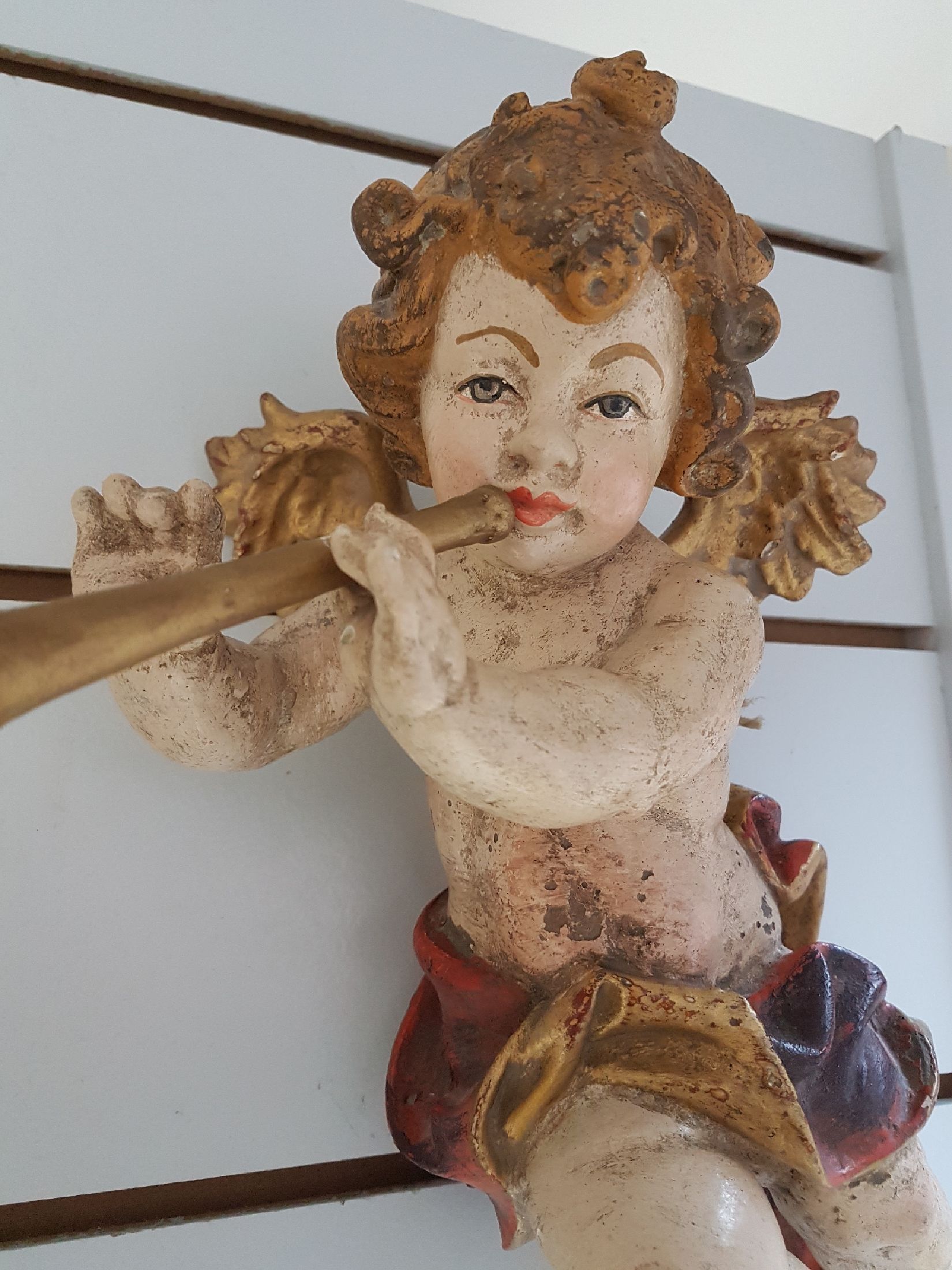 Detail d: Paar Engel, süddeutsch, 19. Jh., Posaunenspieler und Lautenspieler, wohl Lindenholz geschnitzt, Farbabblätterungen, Gebrauchsspuren, H. ca. 35 cm, ...