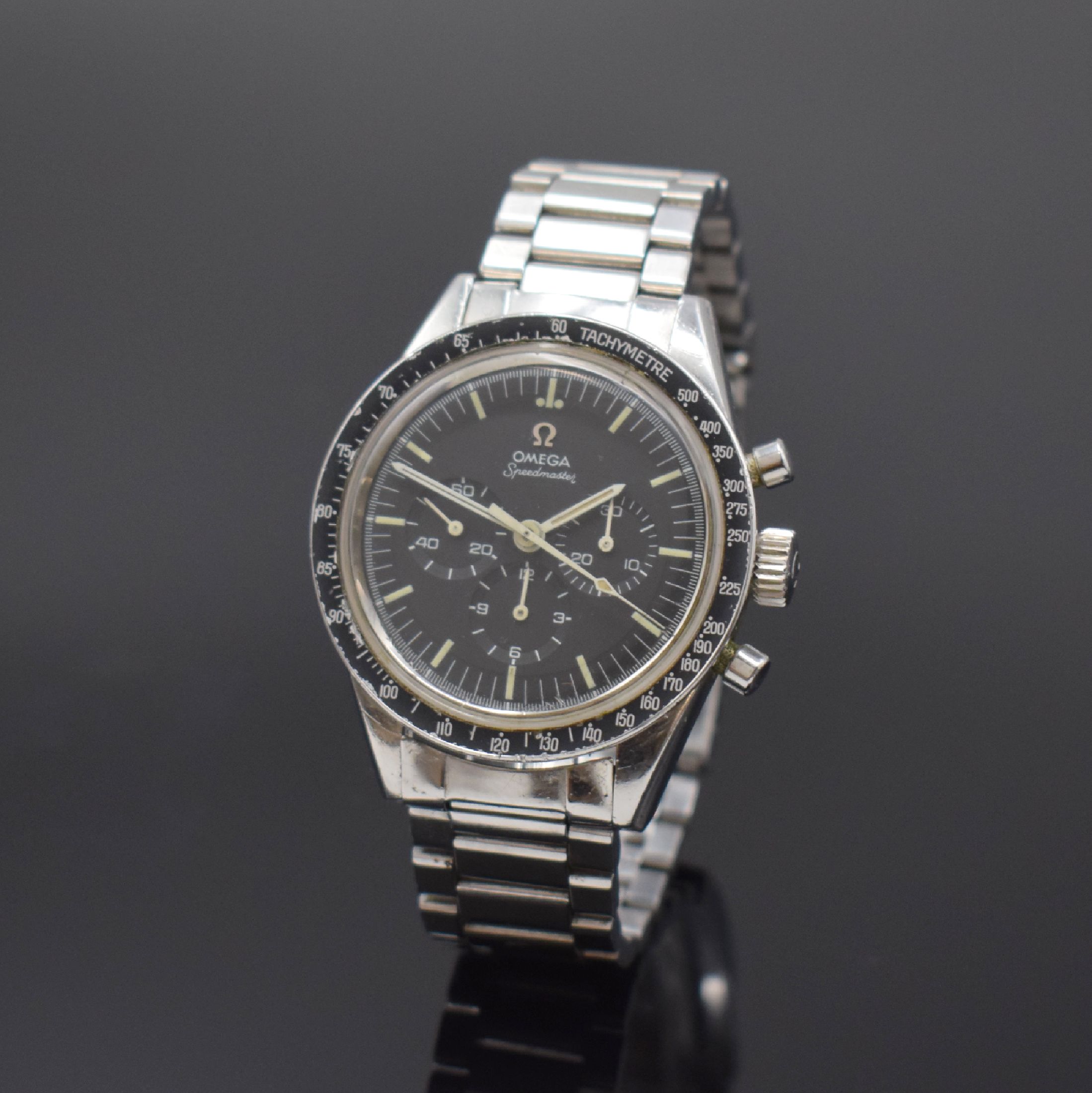 OMEGA Speedmaster Herrenchronograph Referenz 2998, Schweiz um 1962, Handaufzug, Stahlgeh., Boden verschr., orig. Omega Stahlband (Anstoß-Nr. 48) m. ...