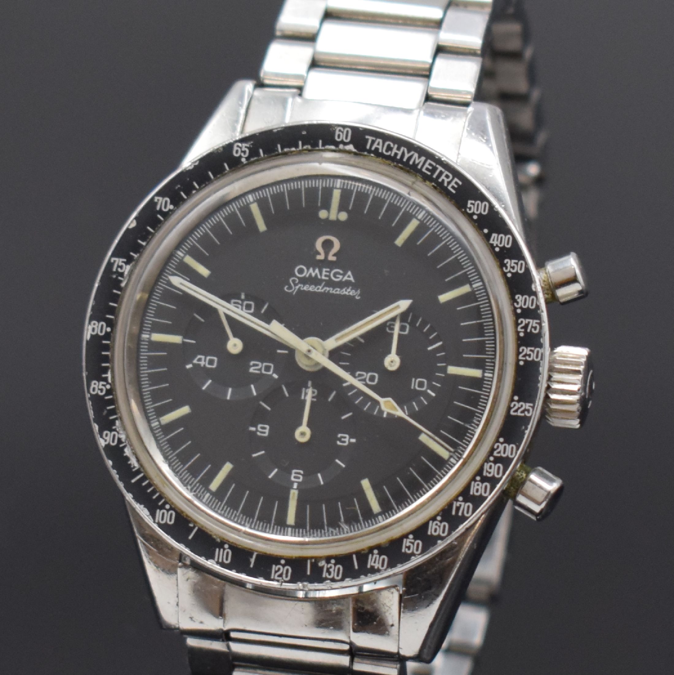 Detail a: OMEGA Speedmaster Herrenchronograph Referenz 2998, Schweiz um 1962, Handaufzug, Stahlgeh., Boden verschr., orig. Omega Stahlband (Anstoß-Nr. 48) m. ...