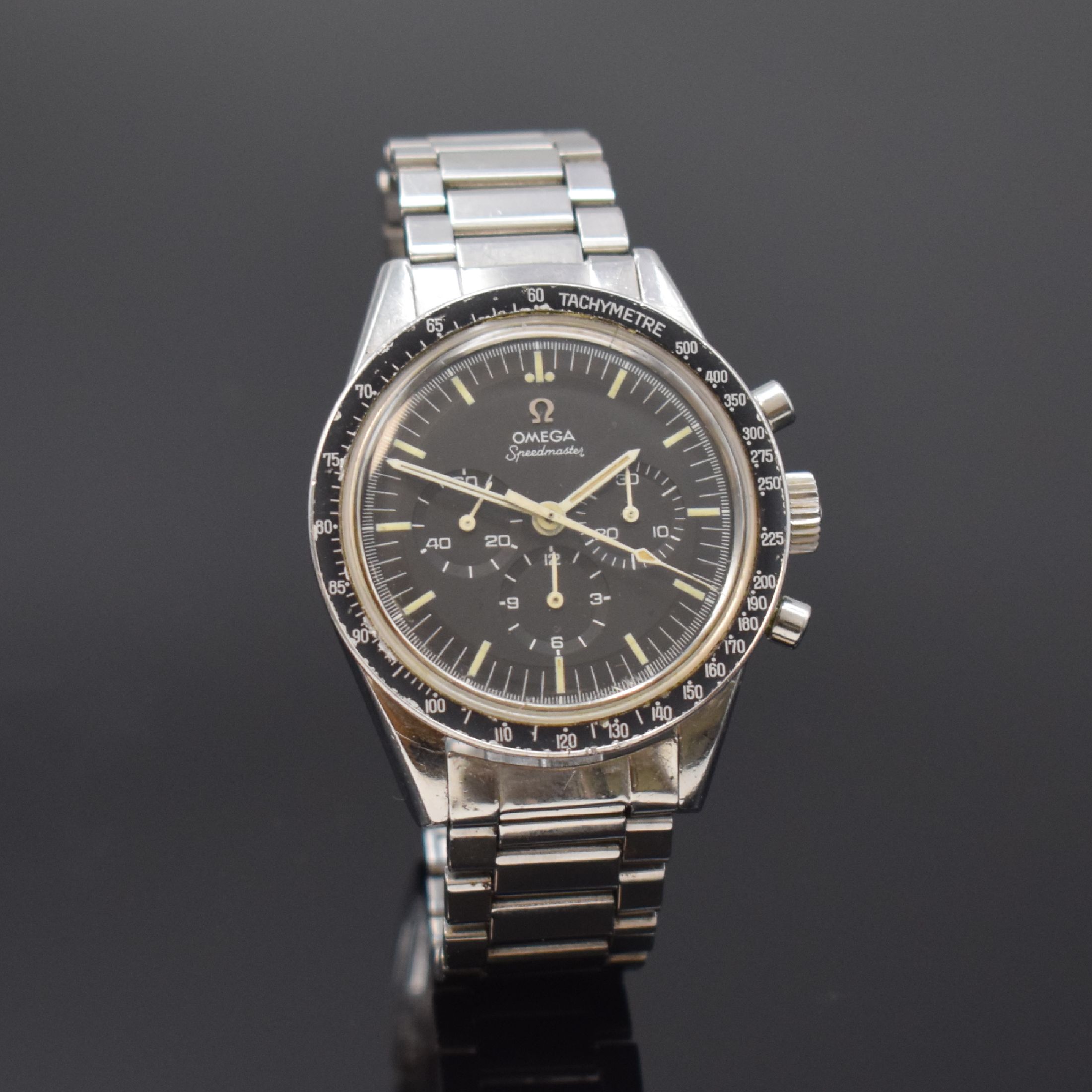 Detail b: OMEGA Speedmaster Herrenchronograph Referenz 2998, Schweiz um 1962, Handaufzug, Stahlgeh., Boden verschr., orig. Omega Stahlband (Anstoß-Nr. 48) m. ...