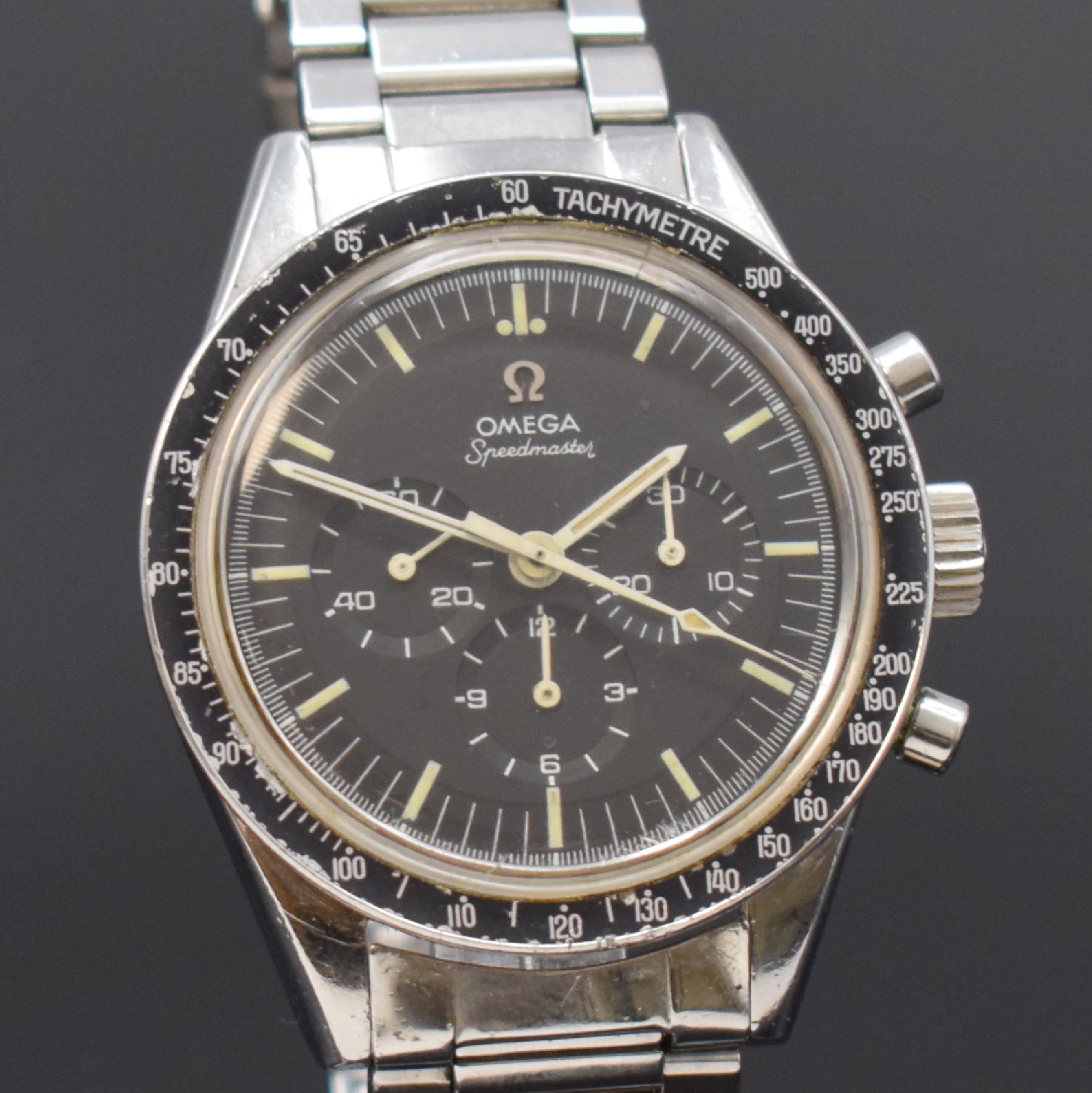 Detail c: OMEGA Speedmaster Herrenchronograph Referenz 2998, Schweiz um 1962, Handaufzug, Stahlgeh., Boden verschr., orig. Omega Stahlband (Anstoß-Nr. 48) m. ...