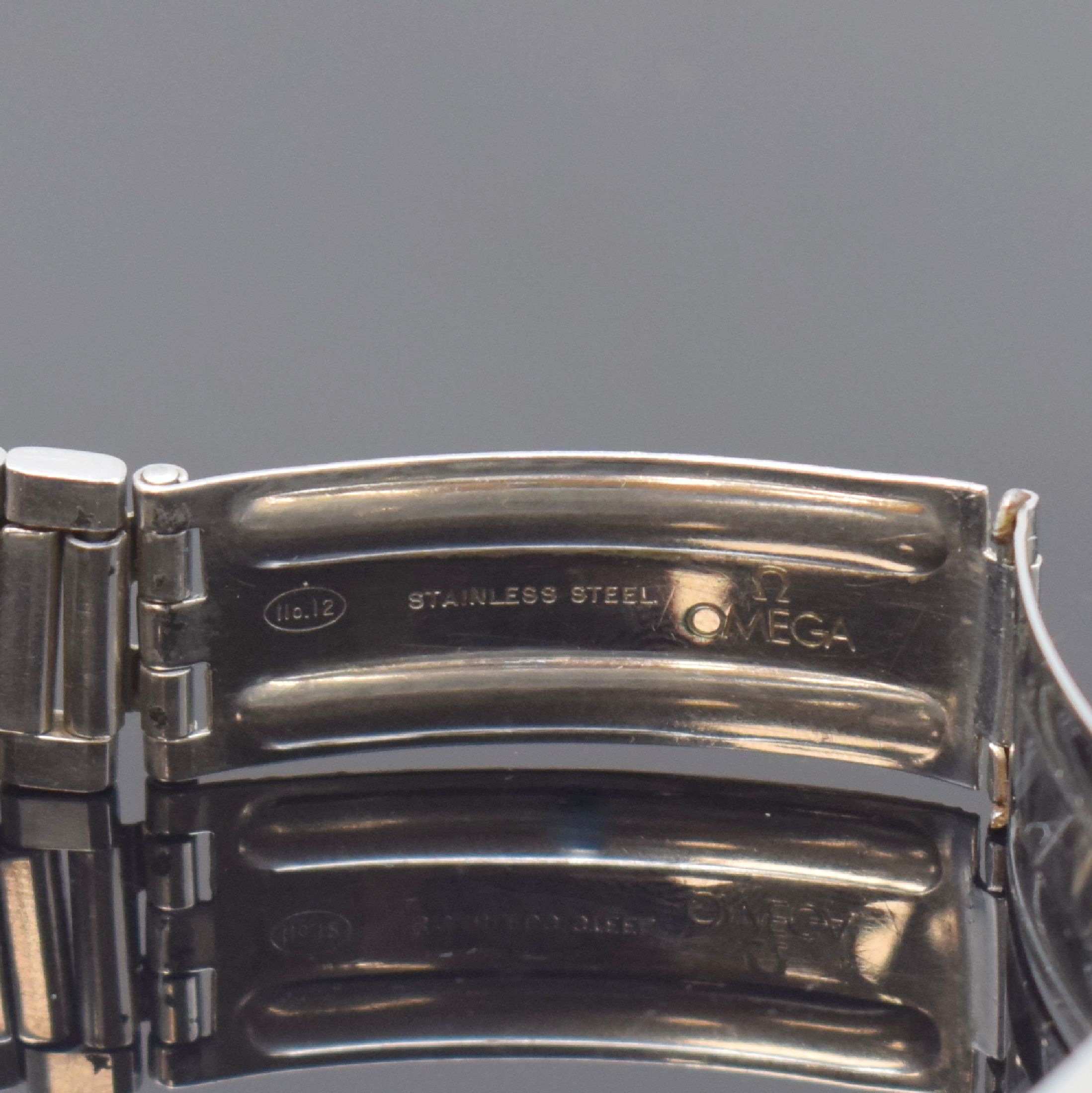 Detail e: OMEGA Speedmaster Herrenchronograph Referenz 2998, Schweiz um 1962, Handaufzug, Stahlgeh., Boden verschr., orig. Omega Stahlband (Anstoß-Nr. 48) m. ...