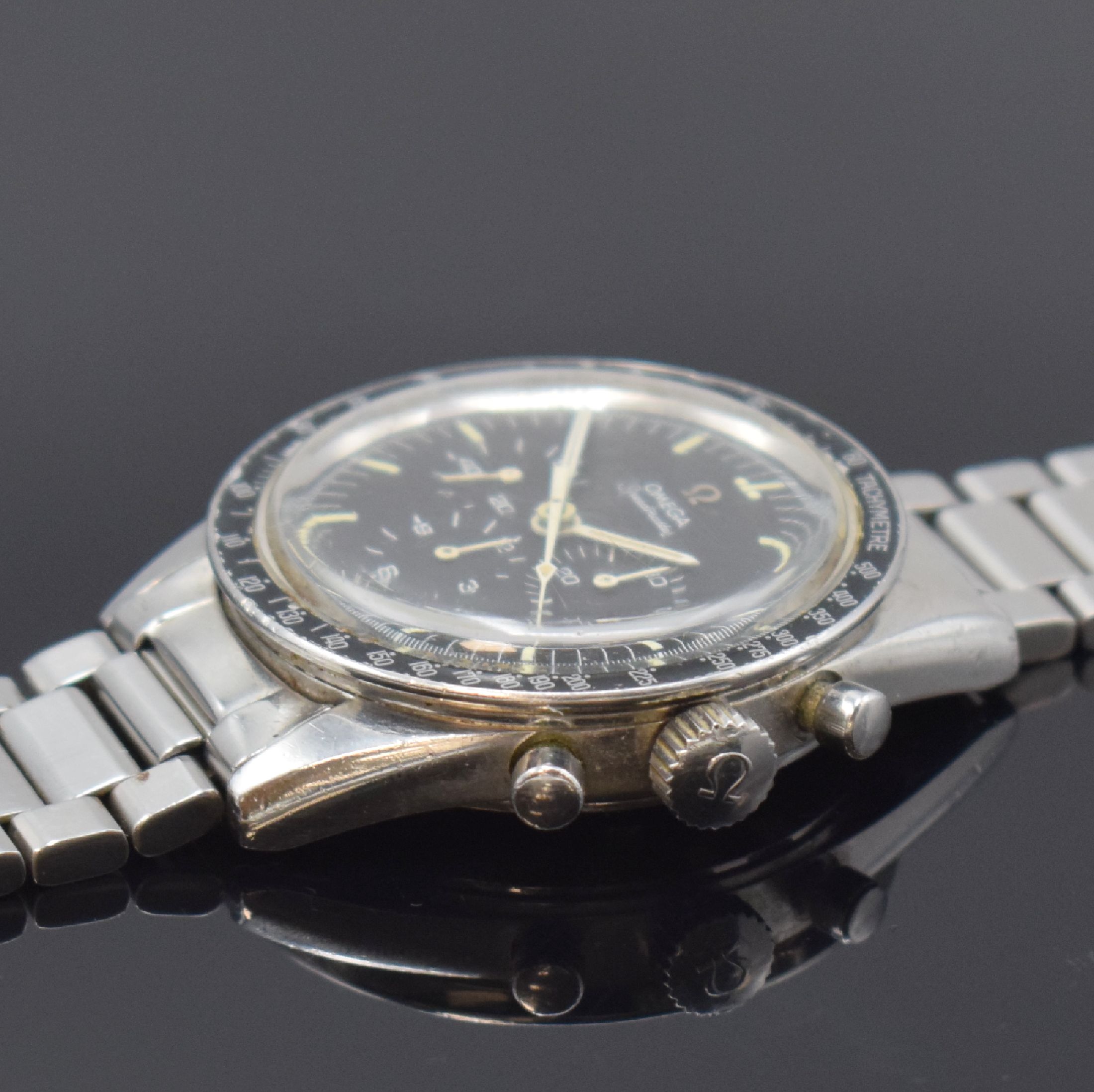 Detail f: OMEGA Speedmaster Herrenchronograph Referenz 2998, Schweiz um 1962, Handaufzug, Stahlgeh., Boden verschr., orig. Omega Stahlband (Anstoß-Nr. 48) m. ...