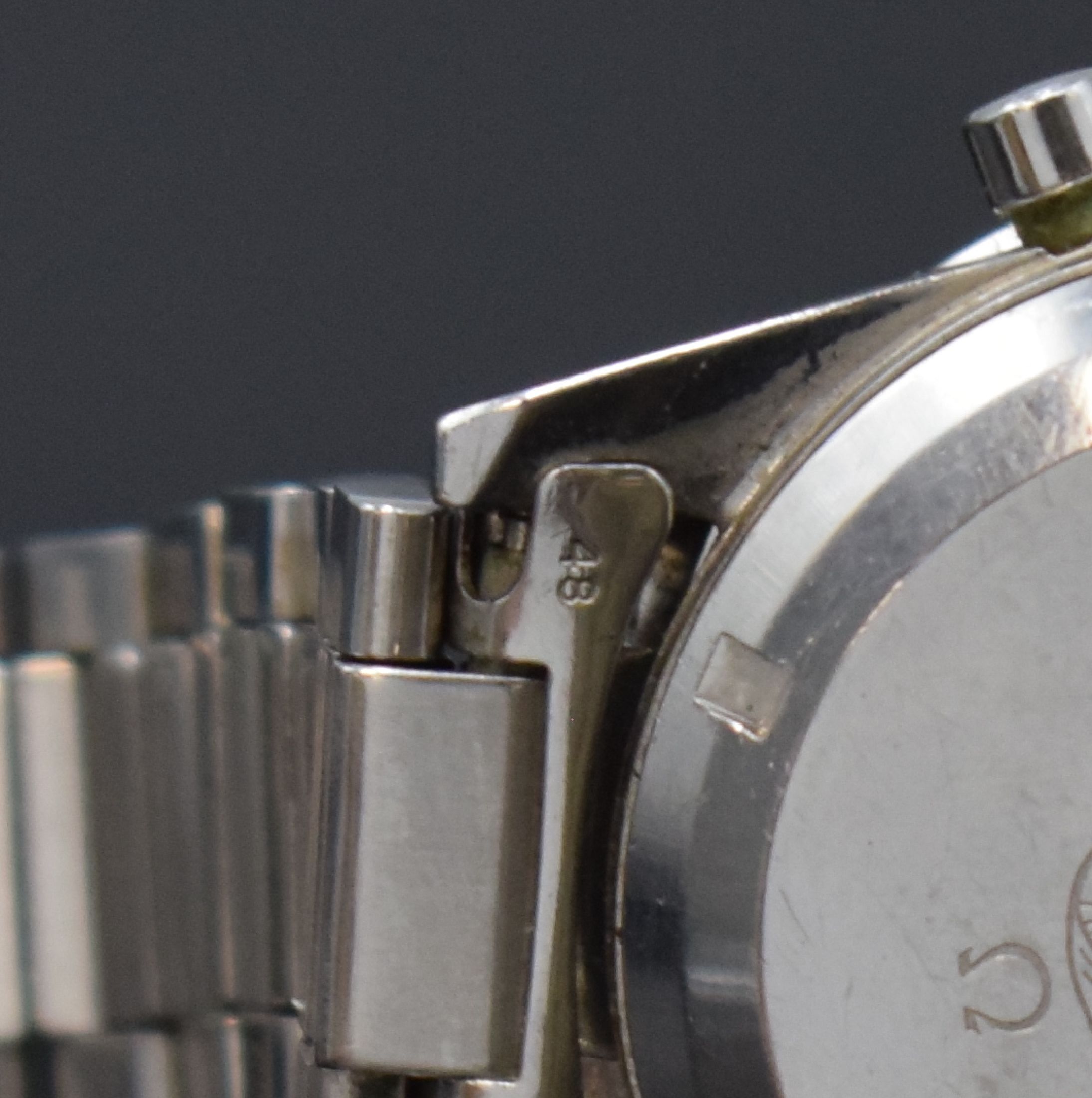 Detail h: OMEGA Speedmaster Herrenchronograph Referenz 2998, Schweiz um 1962, Handaufzug, Stahlgeh., Boden verschr., orig. Omega Stahlband (Anstoß-Nr. 48) m. ...