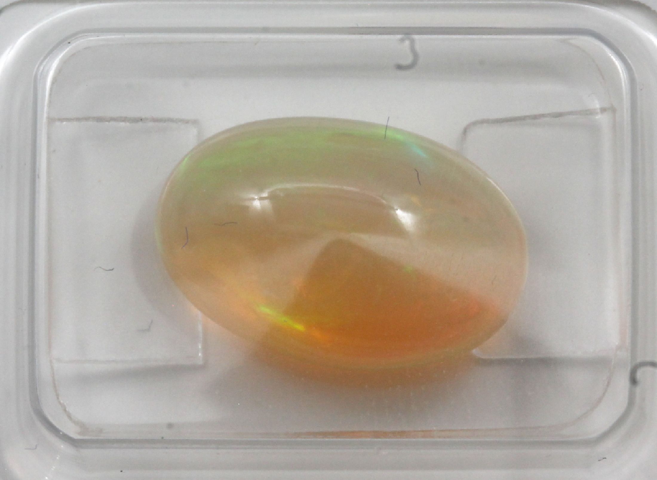 Detail a: Konvolut 3 lose ovale Chrystal Opal-Cabochons: 1 x ca. 7.18 ct, light yellow (Orangy) und play of colours (intense); 1 x 8.62 ct, light brownish ...