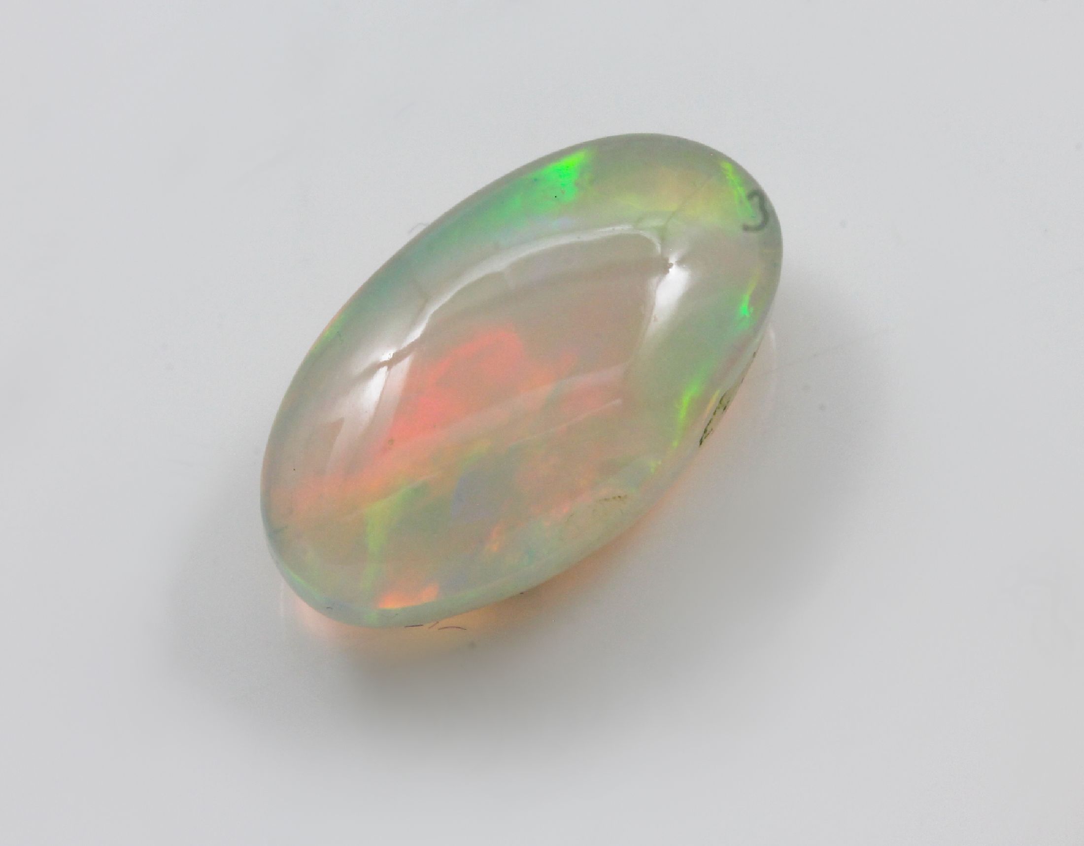 Detail c: Konvolut 3 lose ovale Chrystal Opal-Cabochons: 1 x ca. 7.18 ct, light yellow (Orangy) und play of colours (intense); 1 x 8.62 ct, light brownish ...