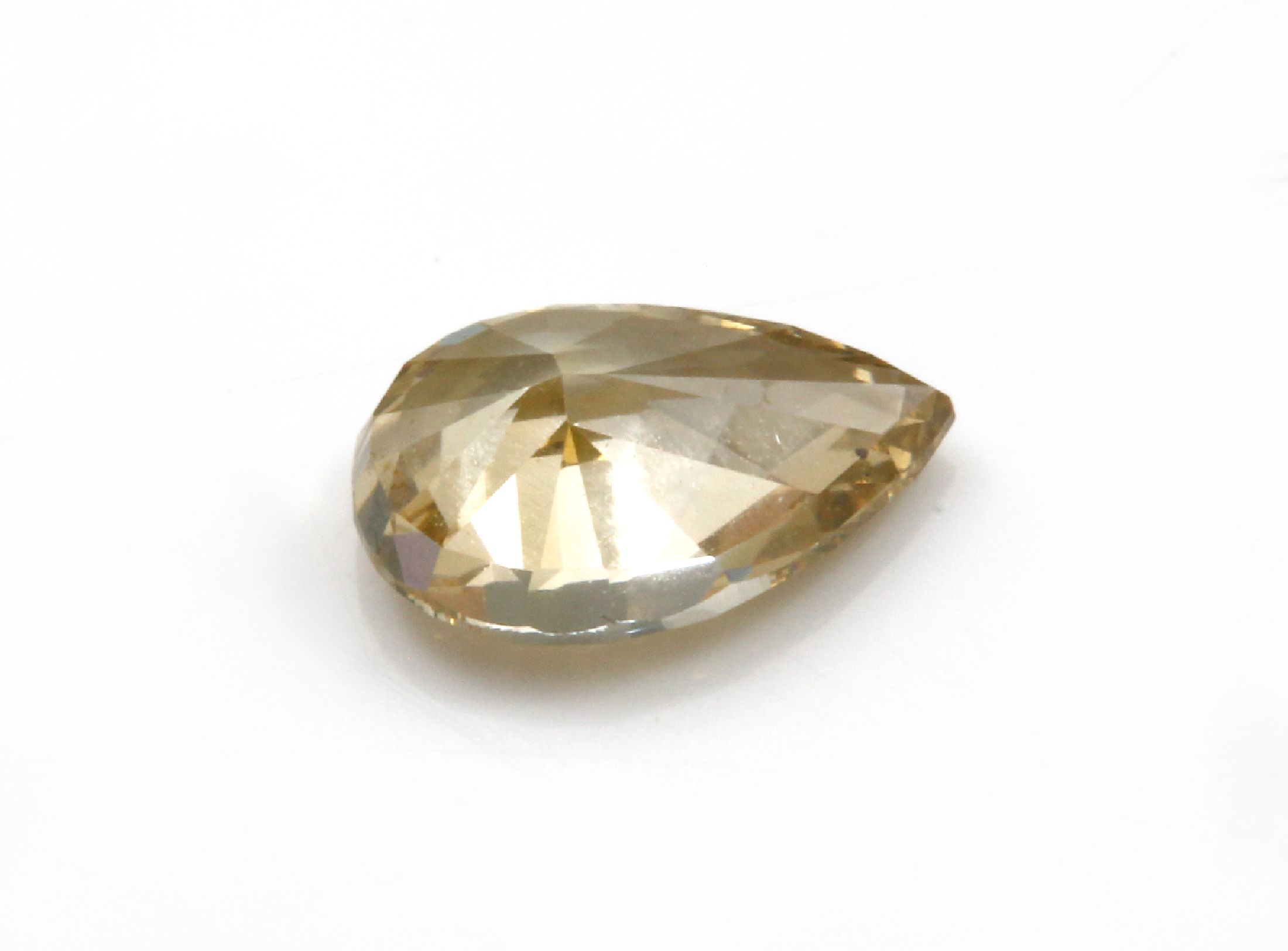 Detail a: Loser Diamant, ca. 0.52 ct nat. fancy brownish greenish yellow/si1, facett. Tropfen, Gem Report Antwerp Zertifikat