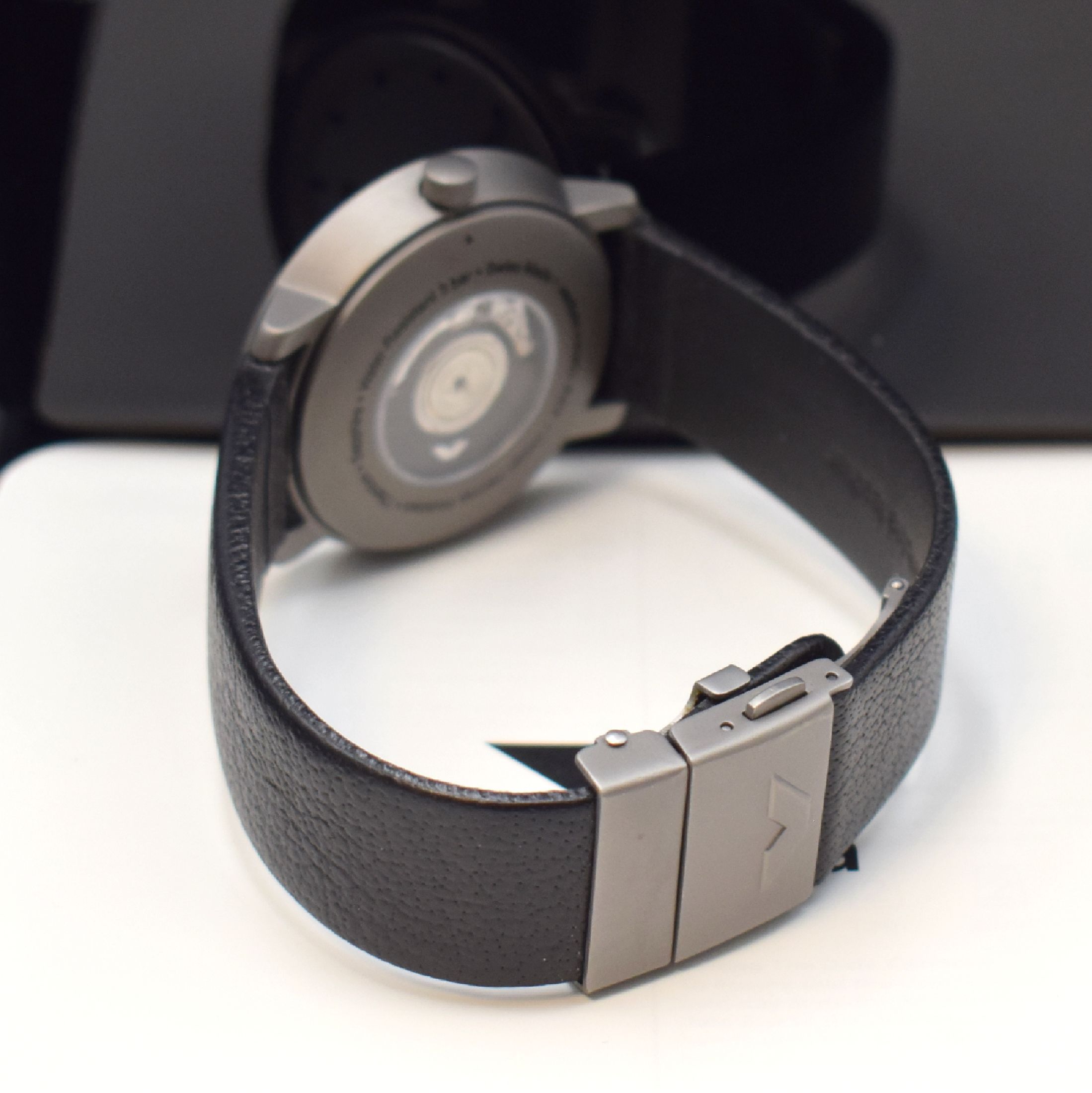 Detail b: VENTURA / Hannes Wettstein Design-Armbanduhr in Titan, Schweiz um 2020, Automatik, beids. Saphirvergl., Boden aufgedr., Lederband m. Titan-Faltschl., ...
