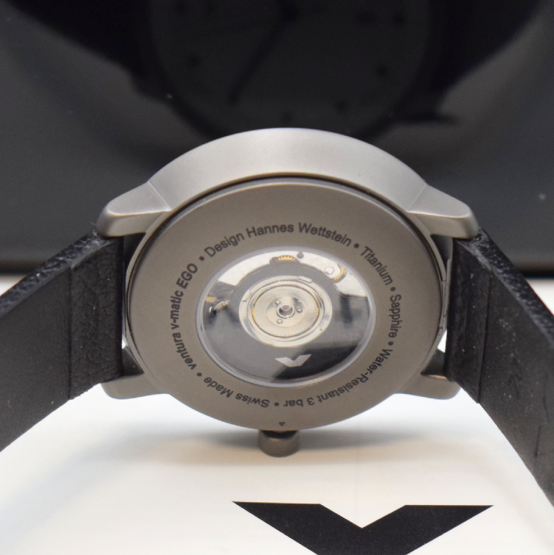 Detail d: VENTURA / Hannes Wettstein Design-Armbanduhr in Titan, Schweiz um 2020, Automatik, beids. Saphirvergl., Boden aufgedr., Lederband m. Titan-Faltschl., ...
