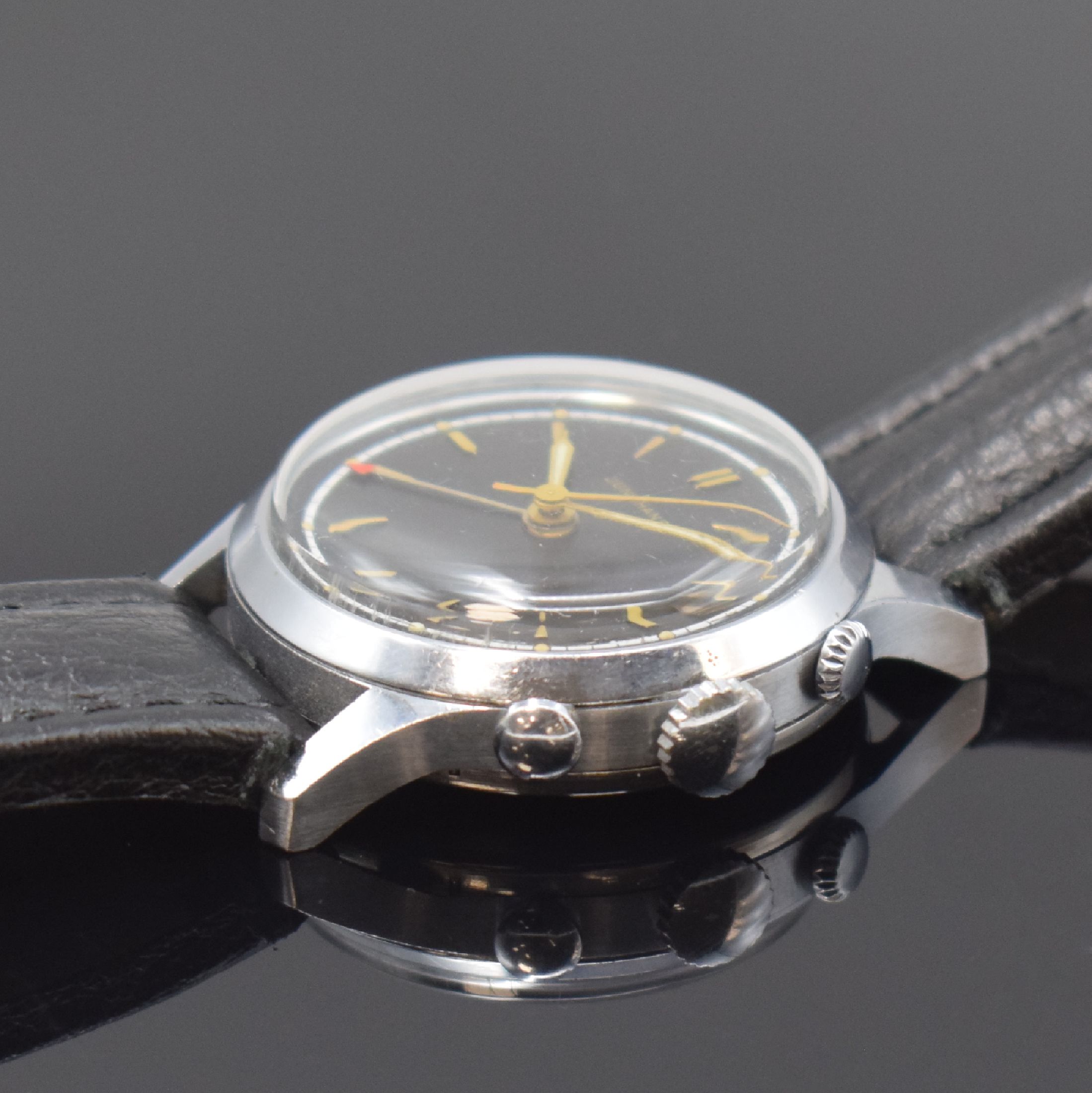 Detail b: JUNGHANS Armbandwecker mit Kaliber 89, Deutschland um 1952, Handaufzug, verchr. Geh., Stahlboden aufgedr., Krone b. 2 f. Weckzeit, schwarzes ...