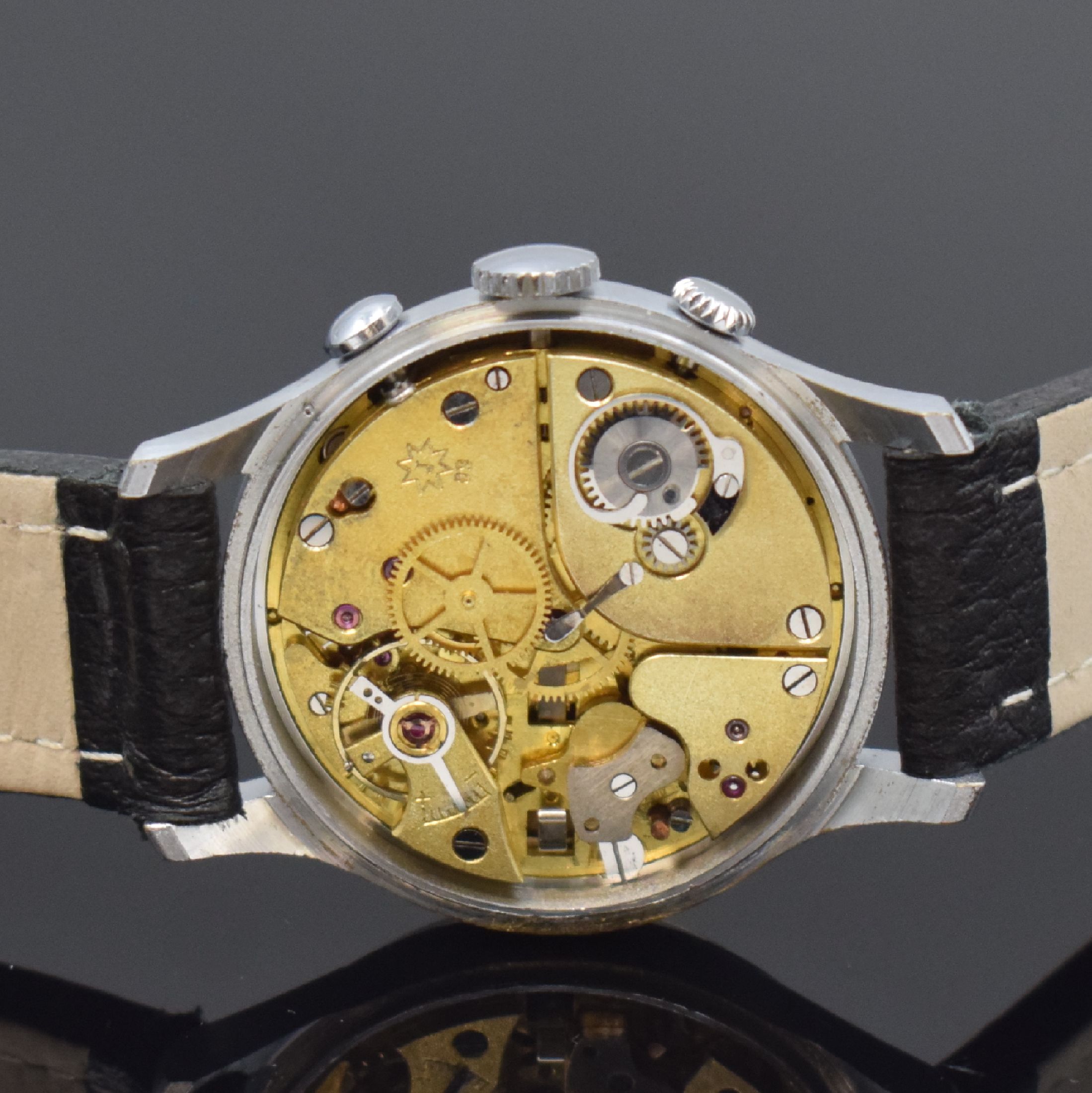 Detail d: JUNGHANS Armbandwecker mit Kaliber 89, Deutschland um 1952, Handaufzug, verchr. Geh., Stahlboden aufgedr., Krone b. 2 f. Weckzeit, schwarzes ...