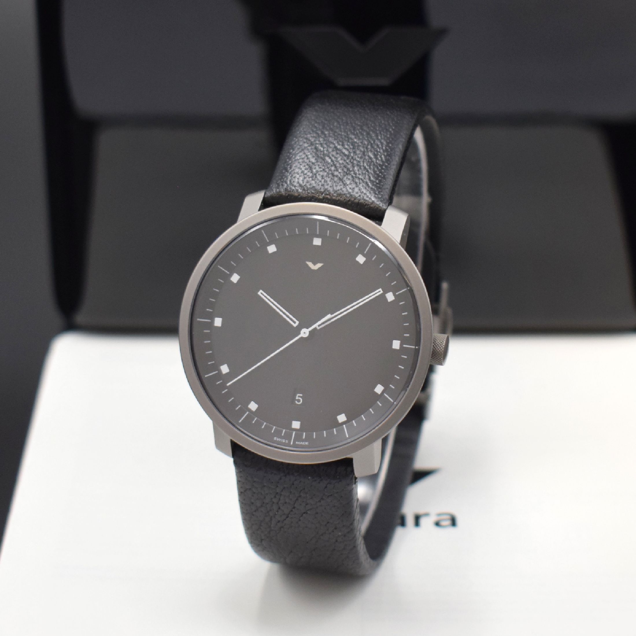 VENTURA / Hannes Wettstein Design-Armbanduhr in Titan, Schweiz um 2020, Automatik, beids. Saphirvergl., Boden aufgedr., Lederband m. Titan Faltschl., ...