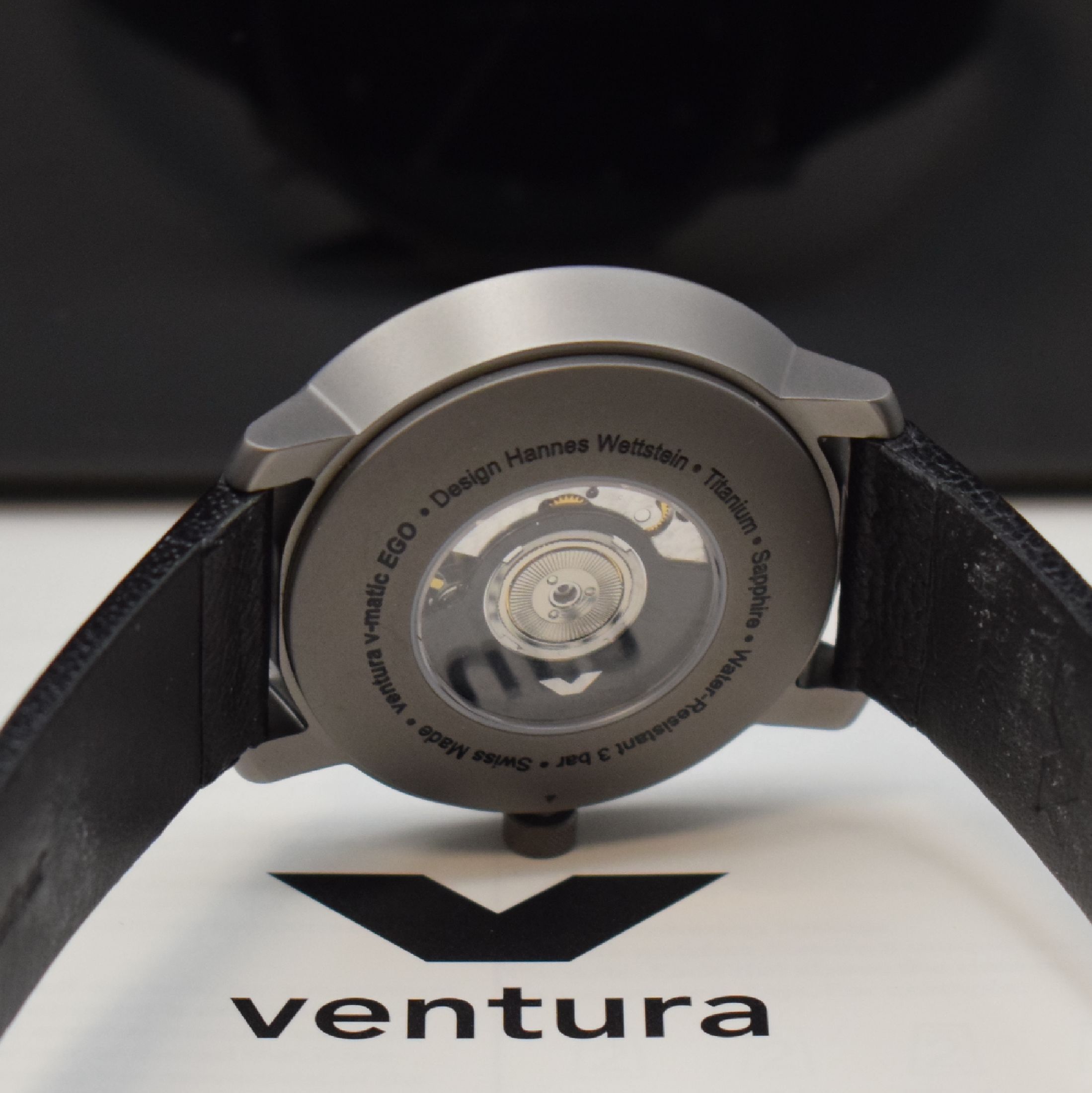 Detail d: VENTURA / Hannes Wettstein Design-Armbanduhr in Titan, Schweiz um 2020, Automatik, beids. Saphirvergl., Boden aufgedr., Lederband m. Titan Faltschl., ...