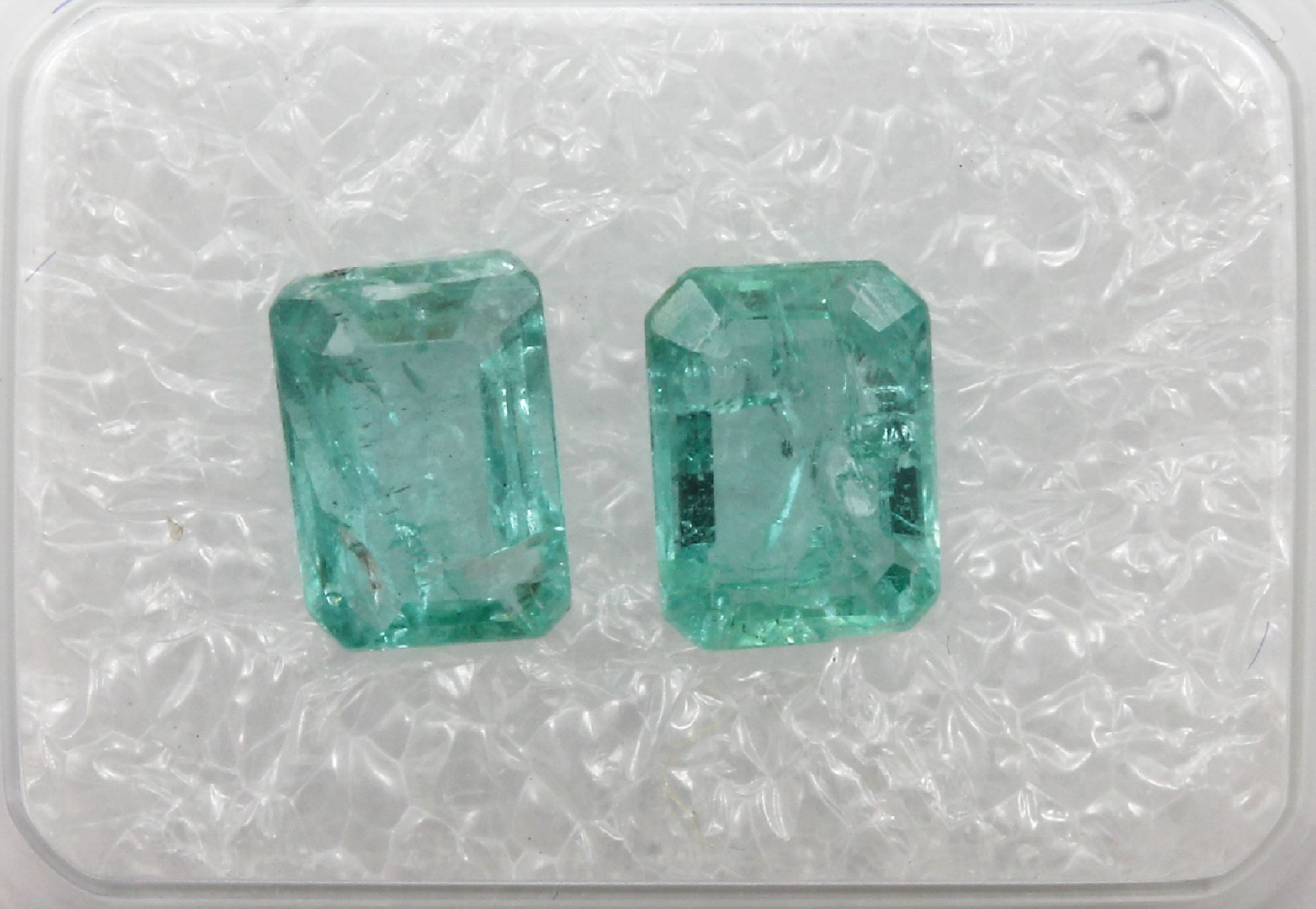Detail a: Konvolut 3 Smaragde: 1 x Smaragd-Pärchen im Emerald Cut zus. ca. 1.52 ct, light bluish green; 1 x rechteckiger Achteck-Treppenschliff ca. 1.08 ct ...