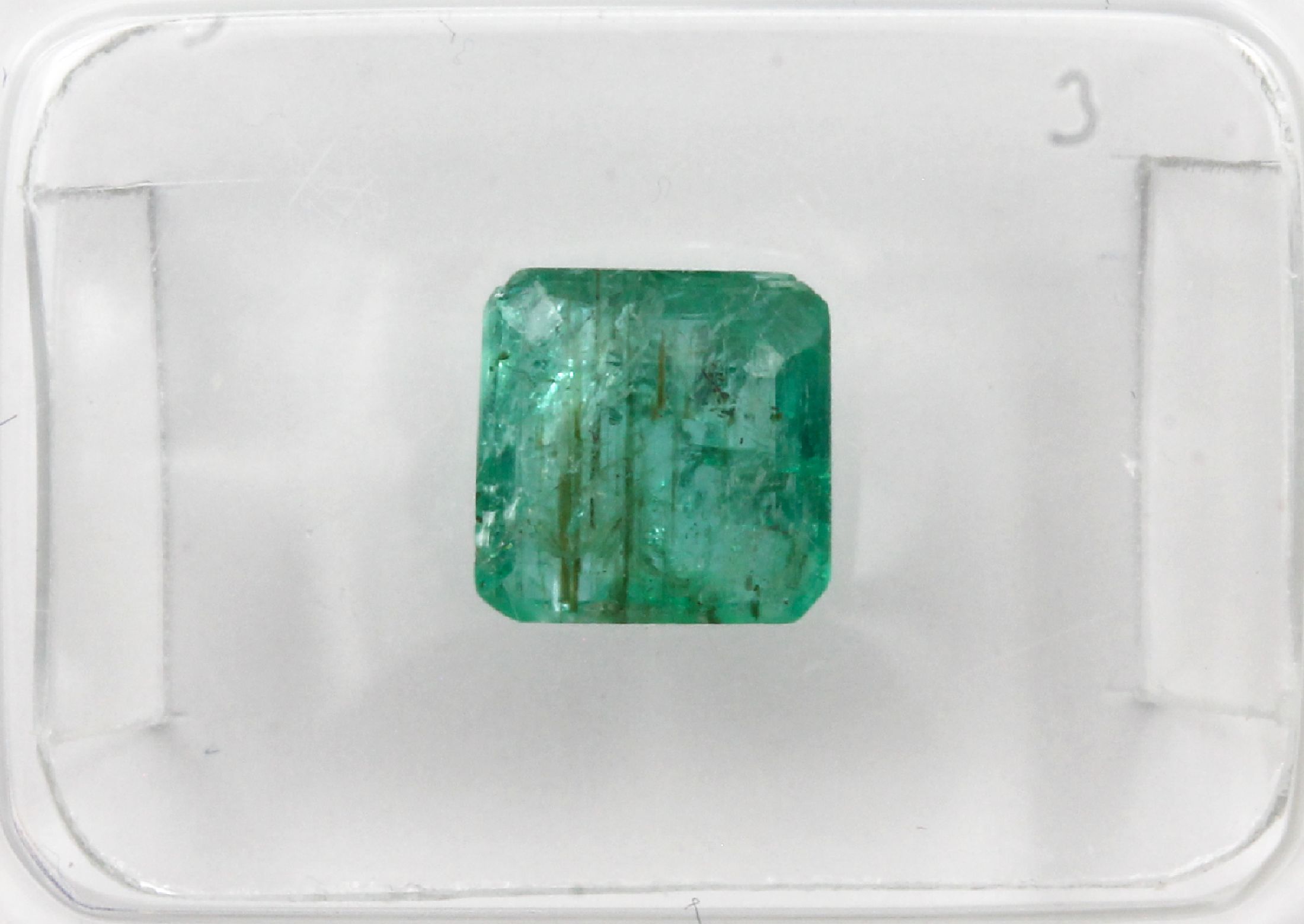 Detail b: Konvolut 3 Smaragde: 1 x Smaragd-Pärchen im Emerald Cut zus. ca. 1.52 ct, light bluish green; 1 x rechteckiger Achteck-Treppenschliff ca. 1.08 ct ...