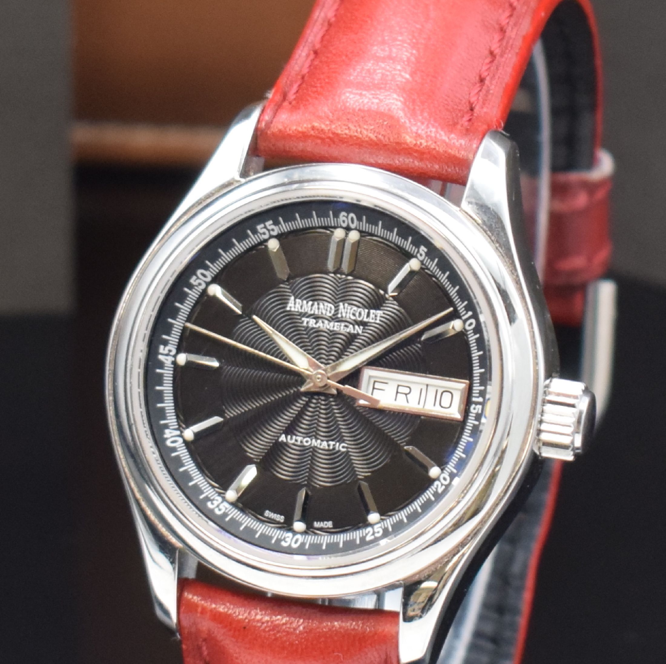 Detail a: ARMAND NICOLET Tramelan Herrenarmbanduhr in Stahl, Schweiz um 2020, Automatik, pol. Geh.m. Saphirglas, Boden u. Krone verschr., guill. schwarzes ...
