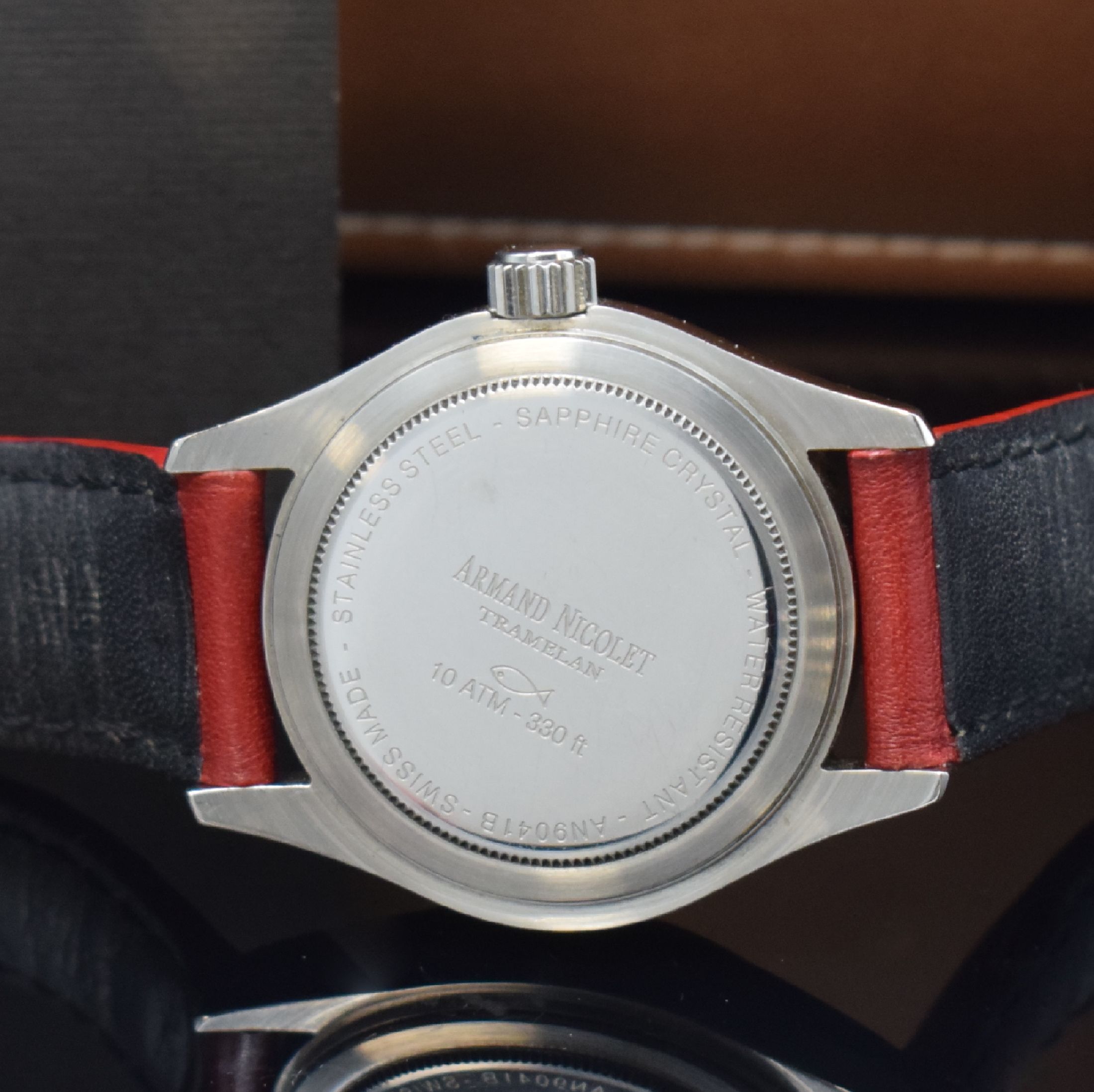 Detail c: ARMAND NICOLET Tramelan Herrenarmbanduhr in Stahl, Schweiz um 2020, Automatik, pol. Geh.m. Saphirglas, Boden u. Krone verschr., guill. schwarzes ...