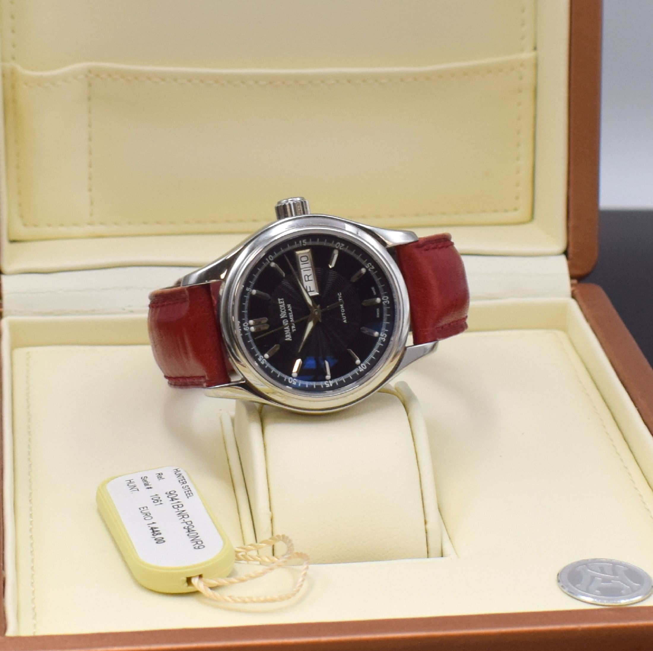Detail d: ARMAND NICOLET Tramelan Herrenarmbanduhr in Stahl, Schweiz um 2020, Automatik, pol. Geh.m. Saphirglas, Boden u. Krone verschr., guill. schwarzes ...