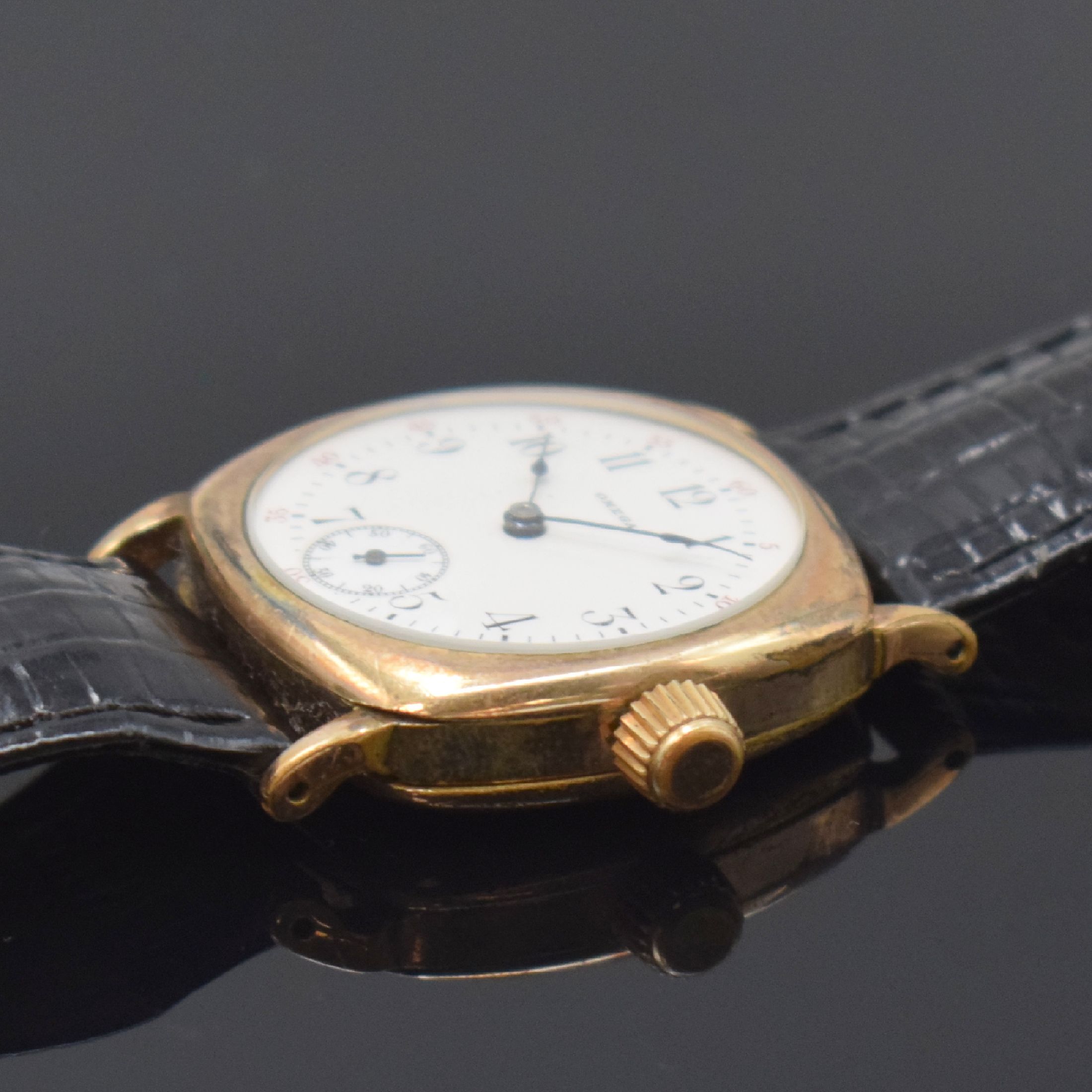 Detail b: OMEGA frühe vergoldete Armbanduhr für den amerikanischen Markt, Schweiz / USA um 1910, Handaufzug, 3-tlg. Carré-Cambré-Geh., Boden u. Glasrand ...