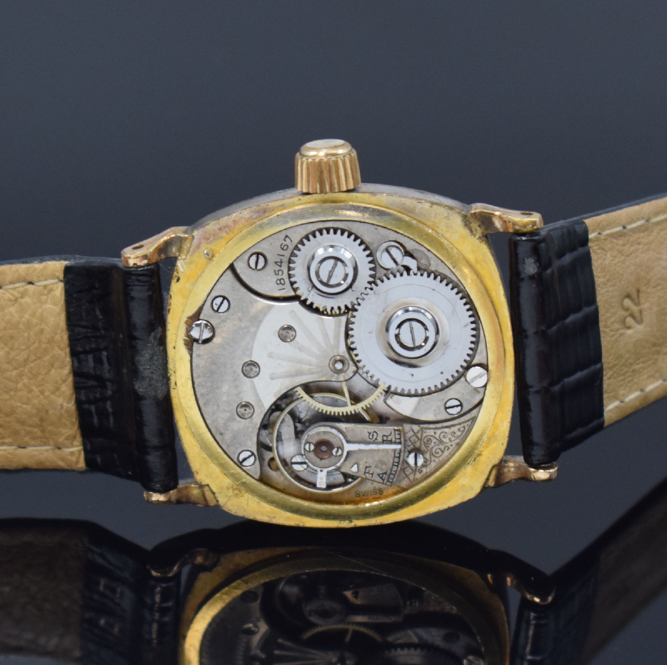 Detail d: OMEGA frühe vergoldete Armbanduhr für den amerikanischen Markt, Schweiz / USA um 1910, Handaufzug, 3-tlg. Carré-Cambré-Geh., Boden u. Glasrand ...