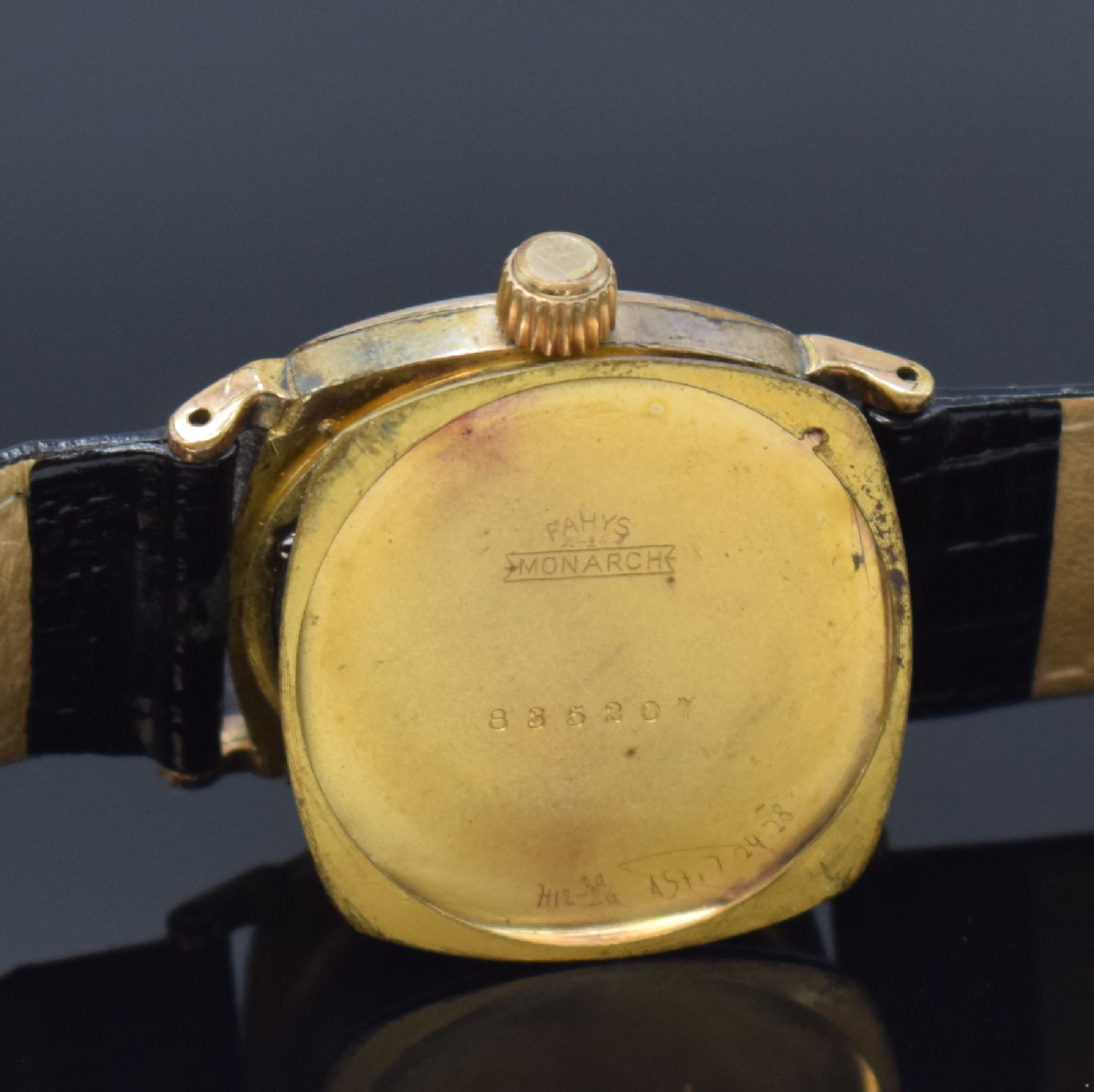 Detail e: OMEGA frühe vergoldete Armbanduhr für den amerikanischen Markt, Schweiz / USA um 1910, Handaufzug, 3-tlg. Carré-Cambré-Geh., Boden u. Glasrand ...