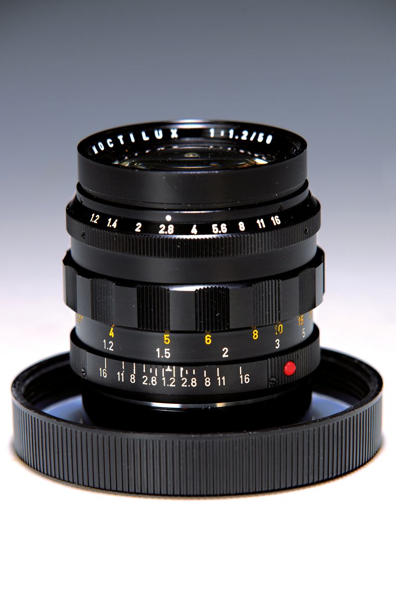 Objektiv Leitz Noctilux M 1:1.2 50mm, 1966-1975, gebaut 1757 Stück, Wetzlar, mit orig. Gegenlichtblende 12503, Nr. 2556615, Frontdeckel und ...