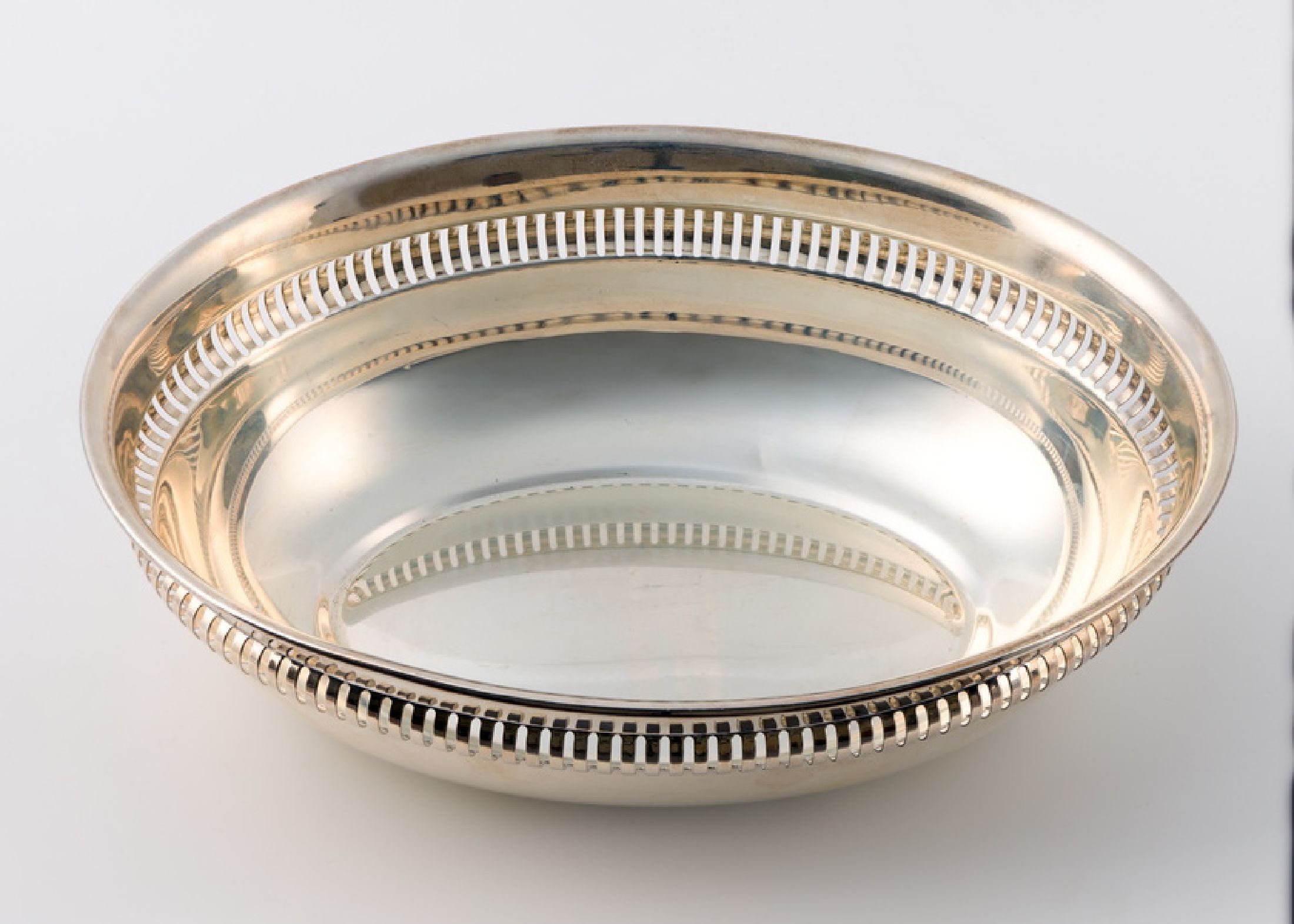 Anbietschale, 800er Silber, Italien, oval, hochgezogener Rand, part. durchbrochen gearbeitet, ca. 27 x 20.5 cm, ca. 416 g