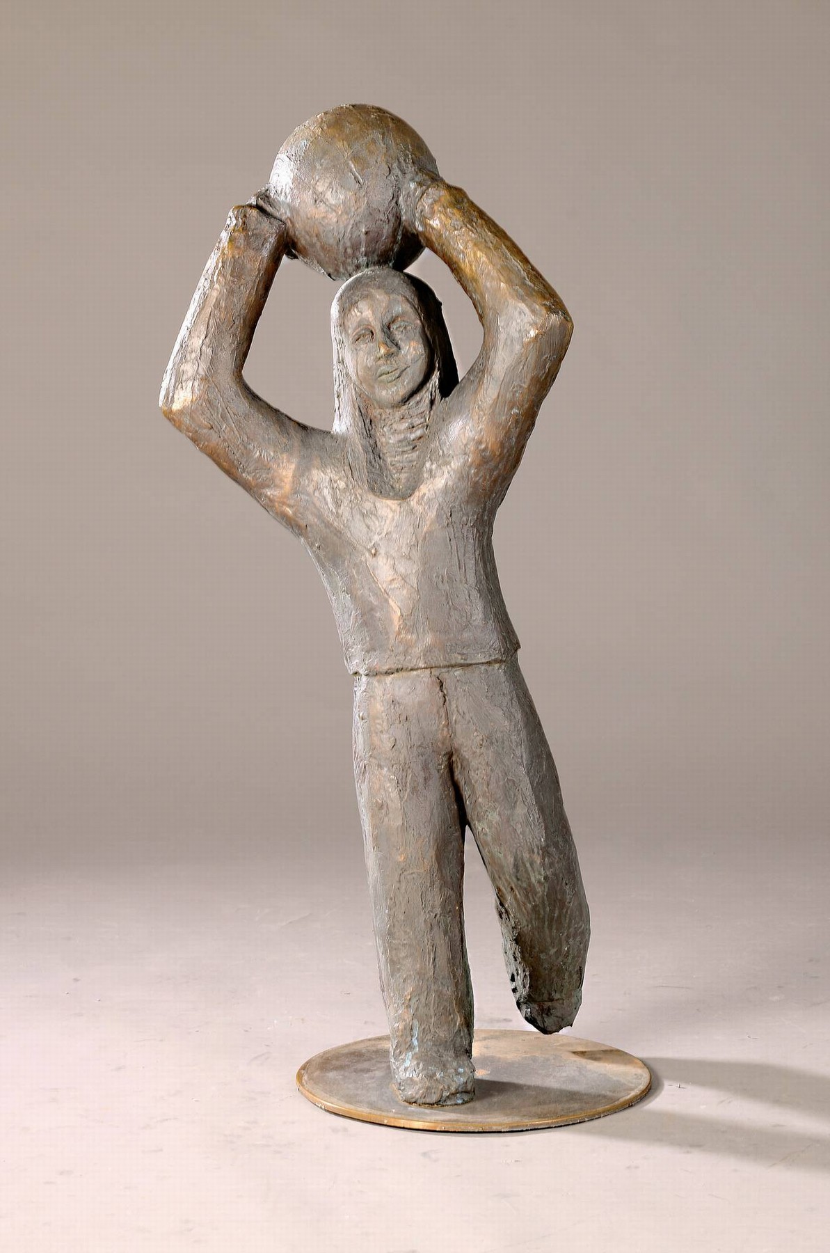 Pieter Sohl, geb. 1933 Mannheim, Bronzeskulptur, spielendes Mädchen mit Ball über dem Kopf, runde Plinthe, Gießerstempel amFuß Schmäke ...