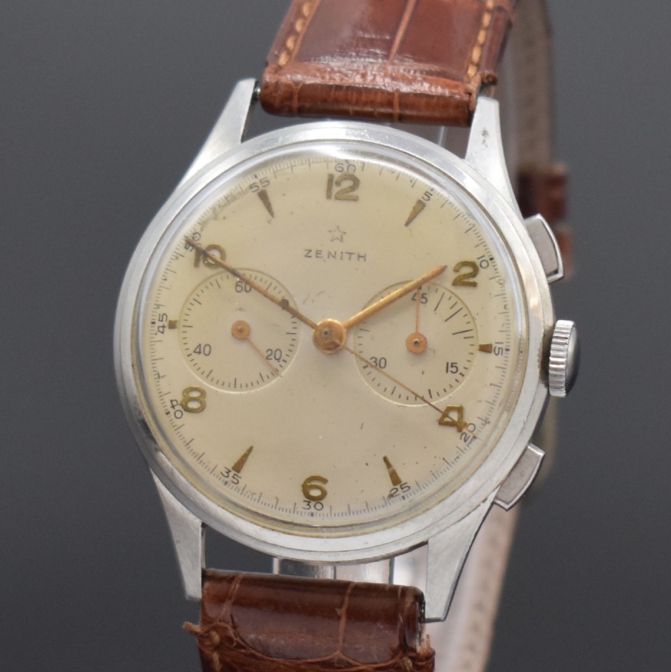 Detail a: ZENITH Kaliber 143-6 Schaltradchronograph in Stahl, Schweiz um 1950, Handaufzug, 3-tlg. Geh., Boden u. Glasrand aufgedr., silb. Zifferbl. pat., gold. ...
