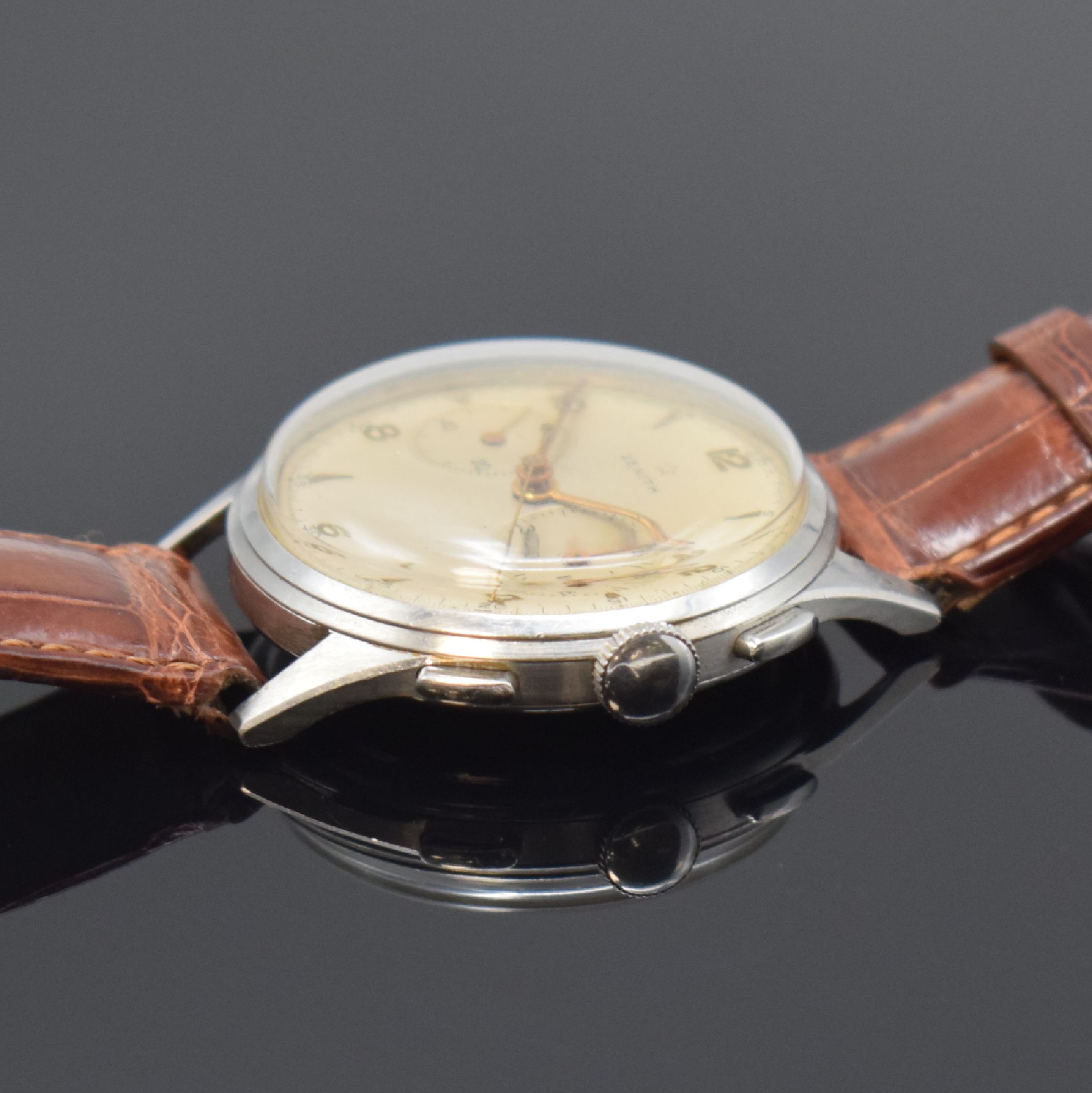 Detail b: ZENITH Kaliber 143-6 Schaltradchronograph in Stahl, Schweiz um 1950, Handaufzug, 3-tlg. Geh., Boden u. Glasrand aufgedr., silb. Zifferbl. pat., gold. ...