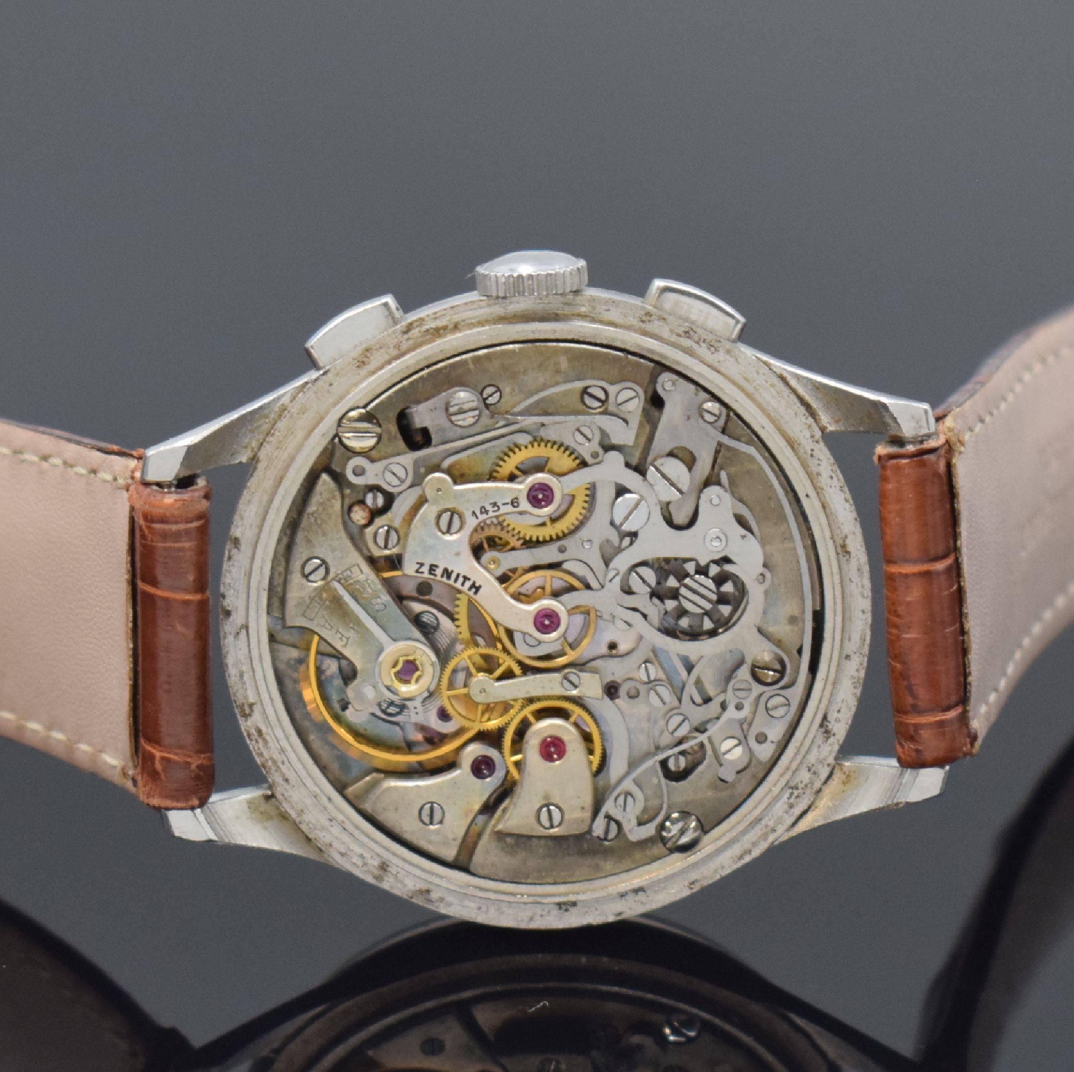 Detail d: ZENITH Kaliber 143-6 Schaltradchronograph in Stahl, Schweiz um 1950, Handaufzug, 3-tlg. Geh., Boden u. Glasrand aufgedr., silb. Zifferbl. pat., gold. ...