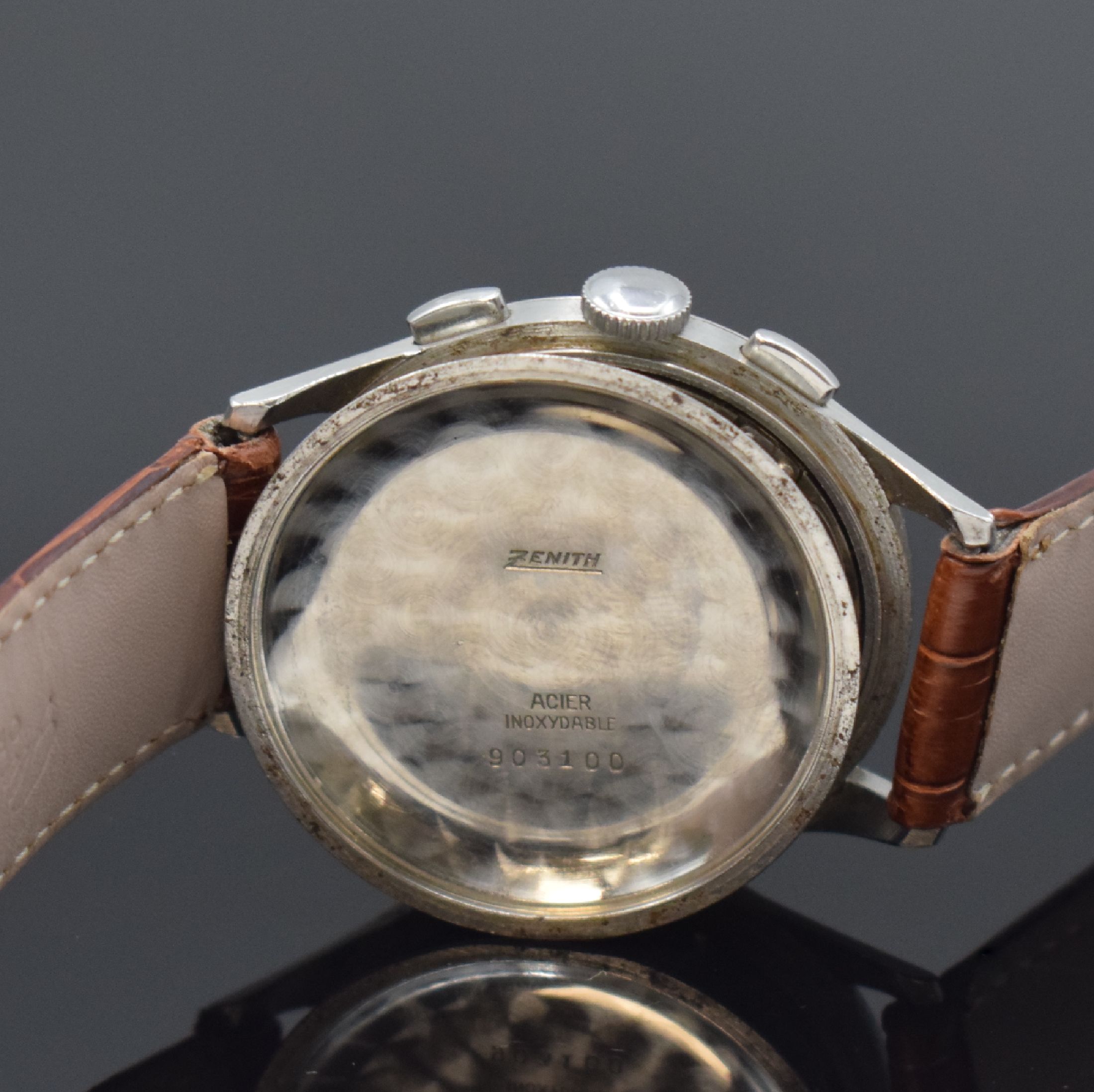 Detail e: ZENITH Kaliber 143-6 Schaltradchronograph in Stahl, Schweiz um 1950, Handaufzug, 3-tlg. Geh., Boden u. Glasrand aufgedr., silb. Zifferbl. pat., gold. ...
