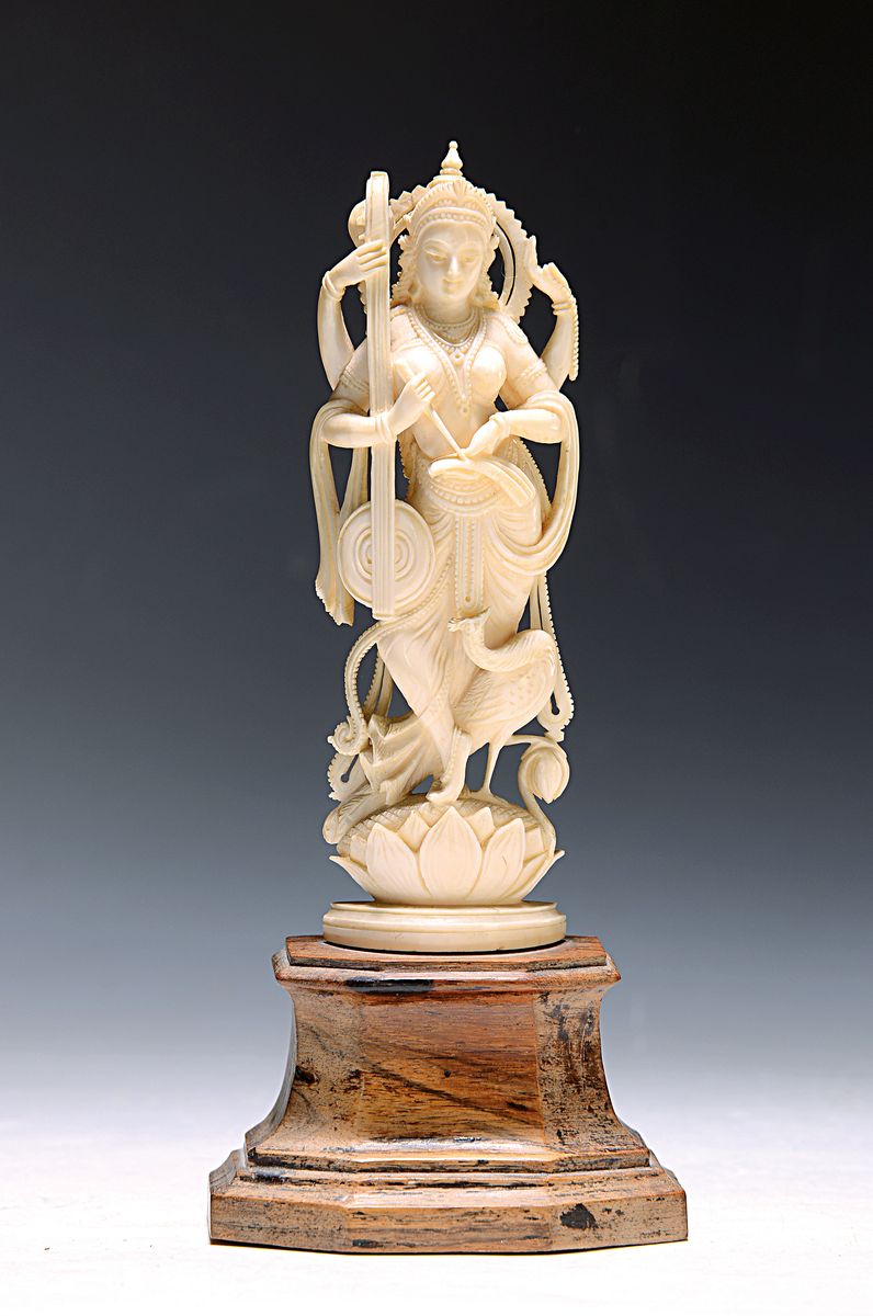 Skulptur der Sarasvati, Elfenbein, Thailand, dat. 1844, feine Schnitzerei, stehende Göttin der Weisheit und des Lernens, als Gattin des Brahma die ...