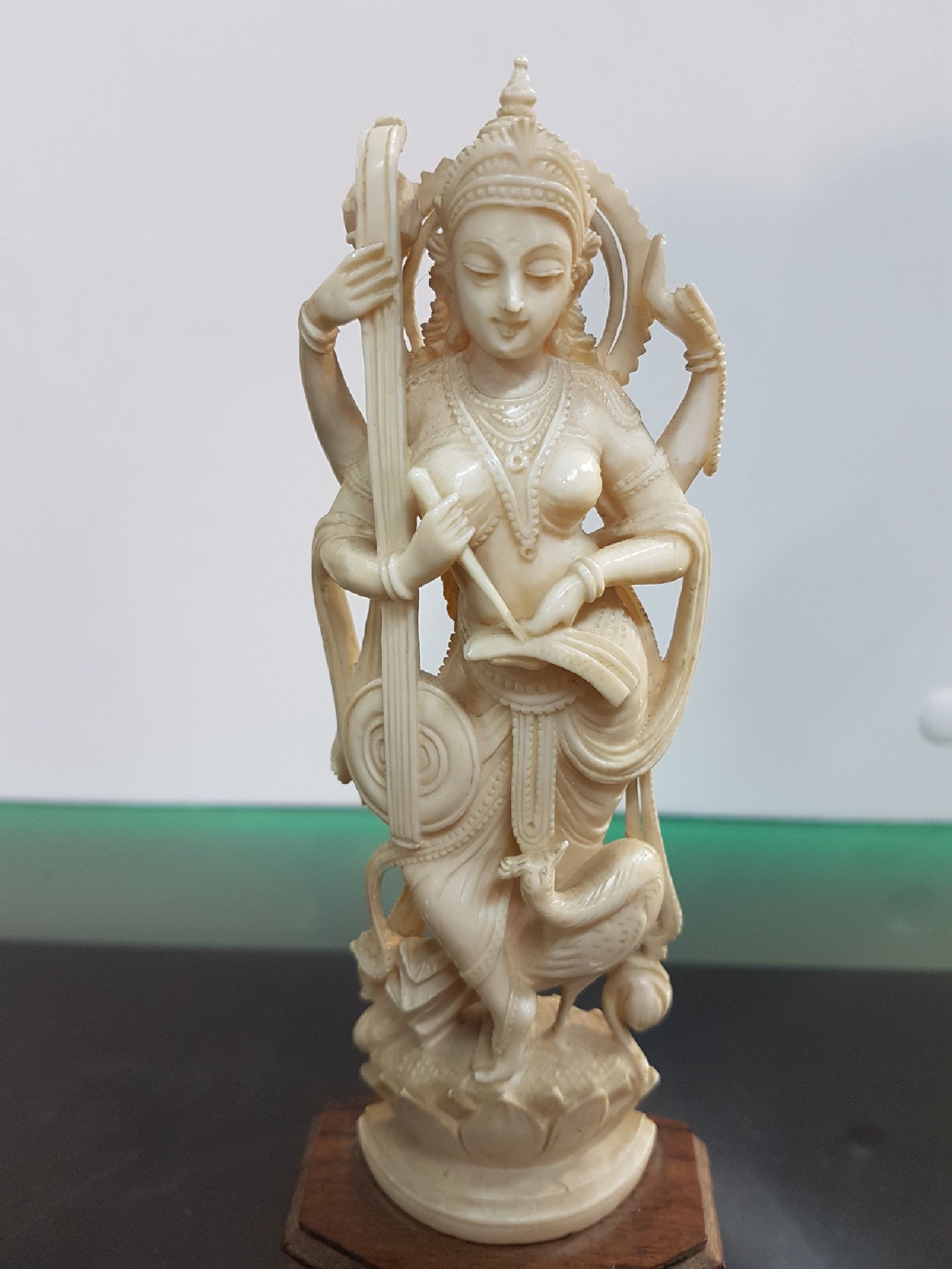 Detail b: Skulptur der Sarasvati, Elfenbein, Thailand, dat. 1844, feine Schnitzerei, stehende Göttin der Weisheit und des Lernens, als Gattin des Brahma die ...