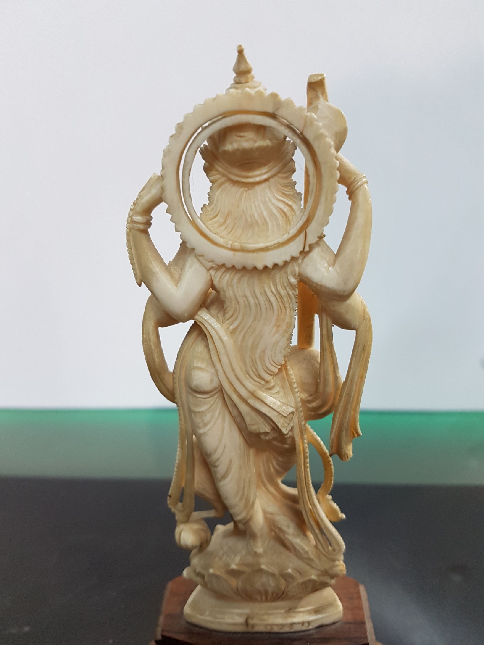 Detail c: Skulptur der Sarasvati, Elfenbein, Thailand, dat. 1844, feine Schnitzerei, stehende Göttin der Weisheit und des Lernens, als Gattin des Brahma die ...