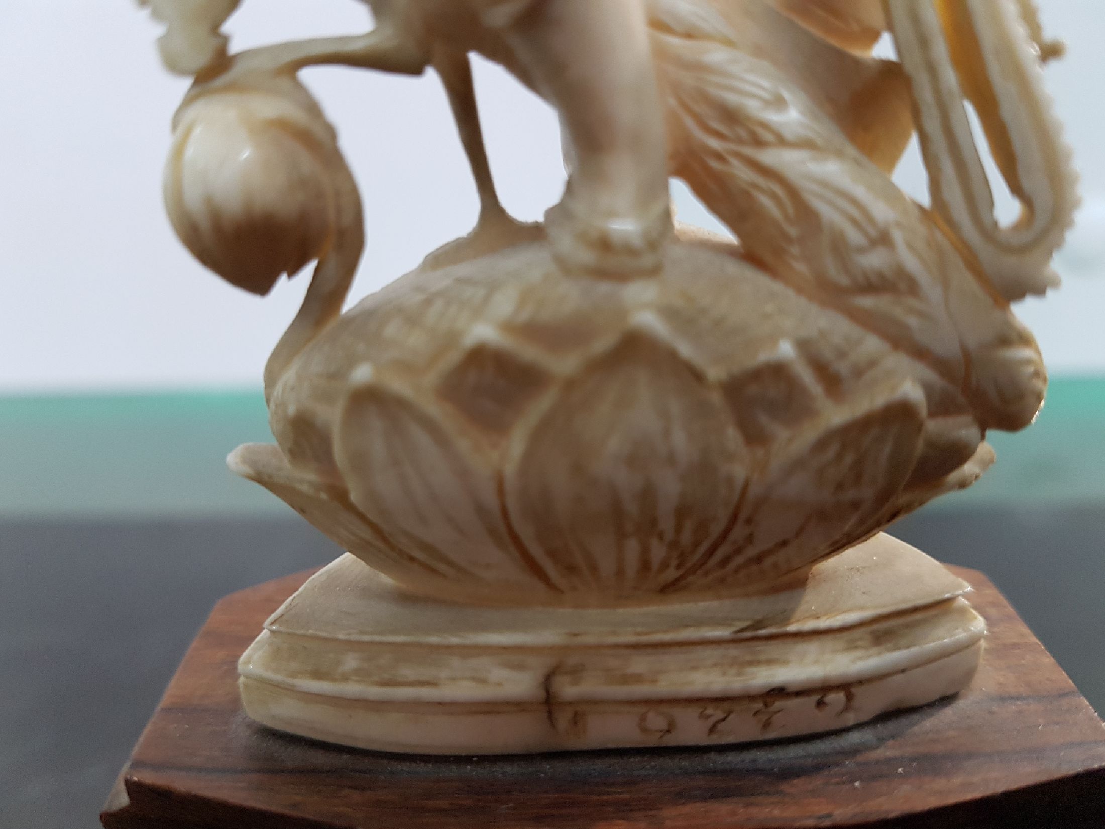 Detail d: Skulptur der Sarasvati, Elfenbein, Thailand, dat. 1844, feine Schnitzerei, stehende Göttin der Weisheit und des Lernens, als Gattin des Brahma die ...