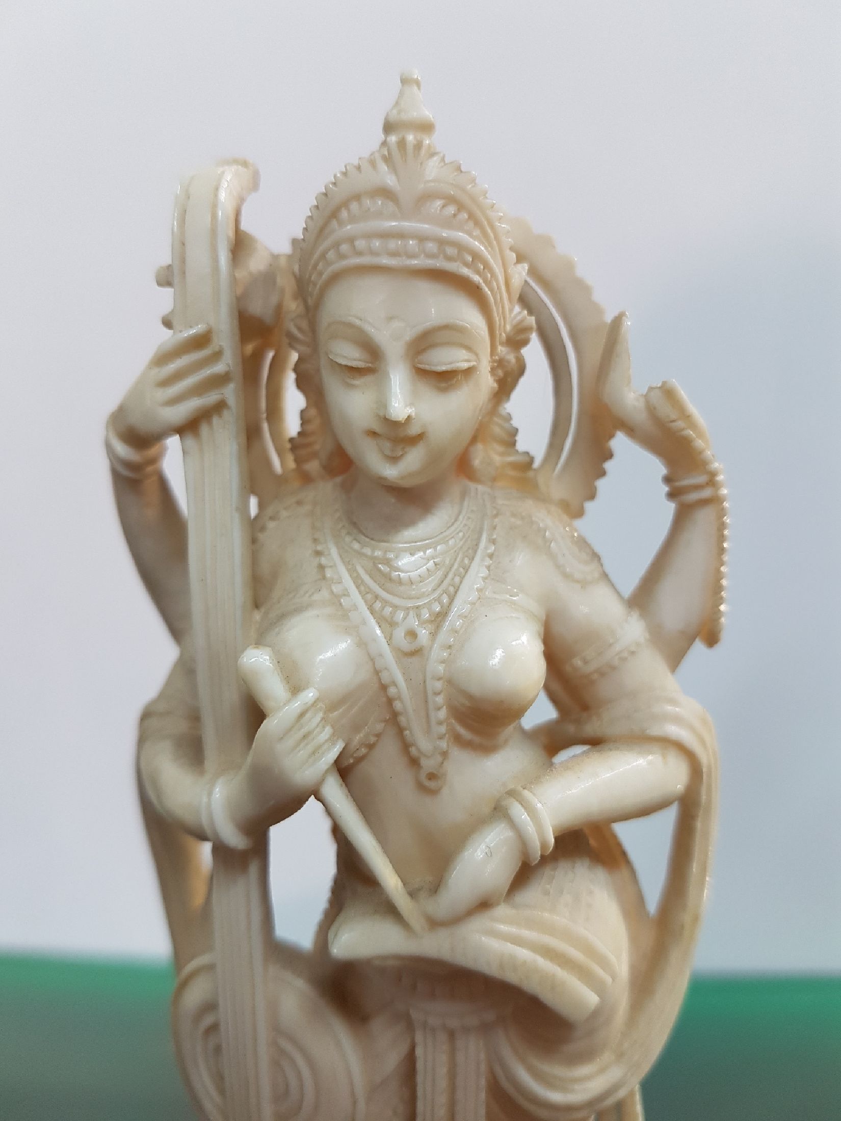 Detail e: Skulptur der Sarasvati, Elfenbein, Thailand, dat. 1844, feine Schnitzerei, stehende Göttin der Weisheit und des Lernens, als Gattin des Brahma die ...