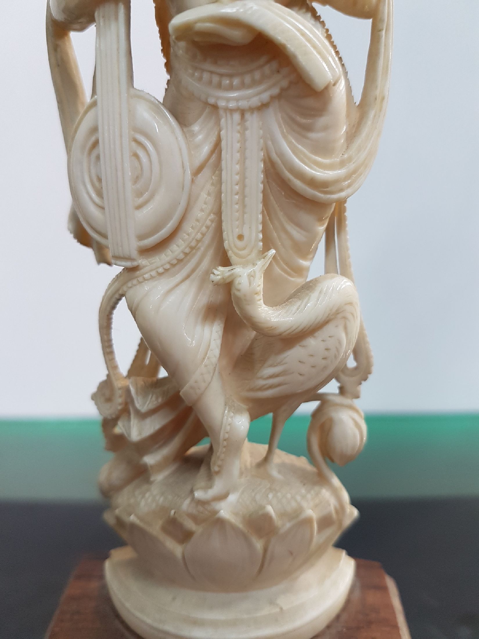 Detail f: Skulptur der Sarasvati, Elfenbein, Thailand, dat. 1844, feine Schnitzerei, stehende Göttin der Weisheit und des Lernens, als Gattin des Brahma die ...