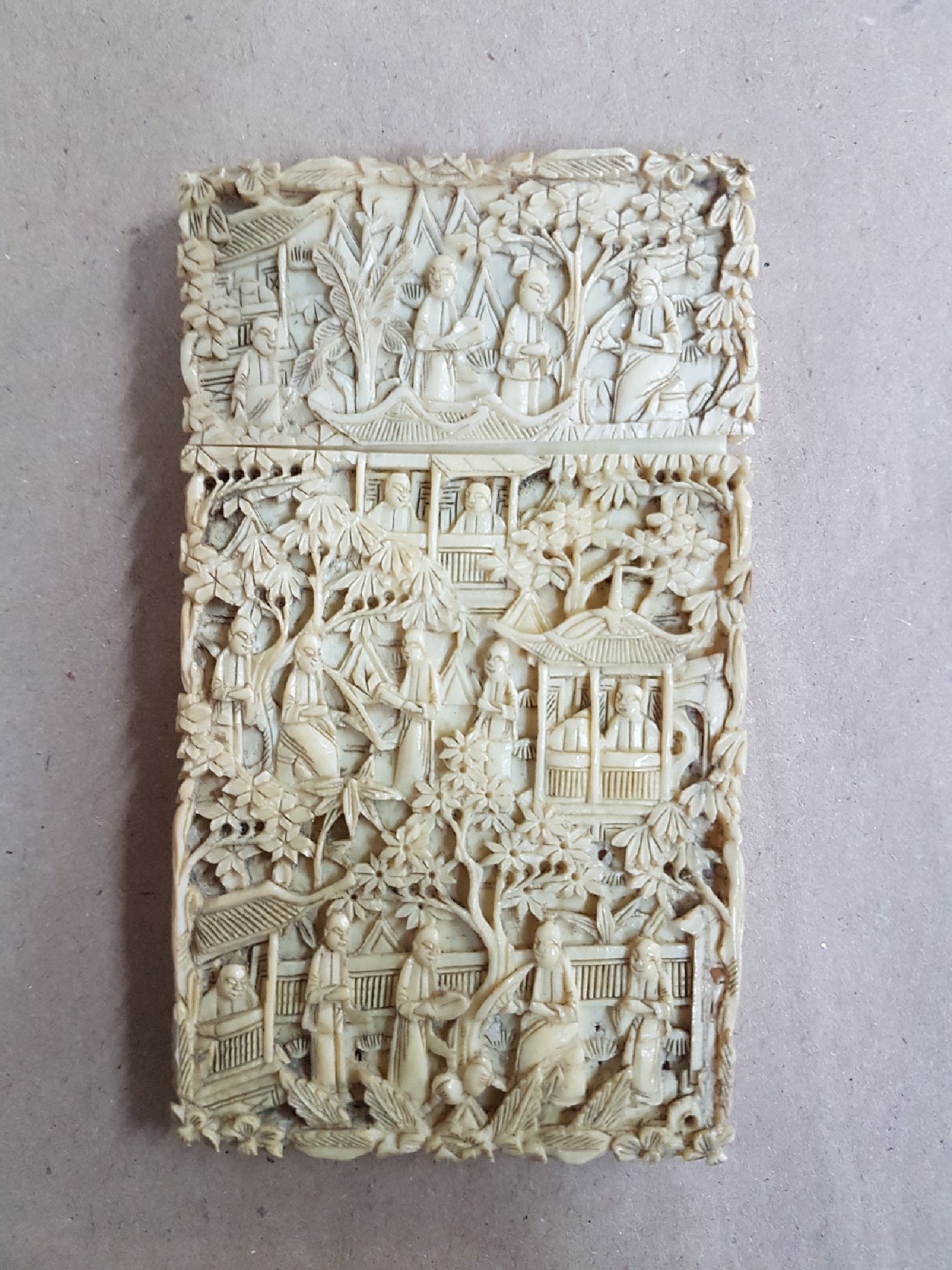 Detail b: Visitenkartenetui, China, vor 1900, Elfenbein, sehr fein beschnitzt mit Landschaften und Personen, Innen am Rand l. beschädigt bzw. Ausbruch, ca. ...
