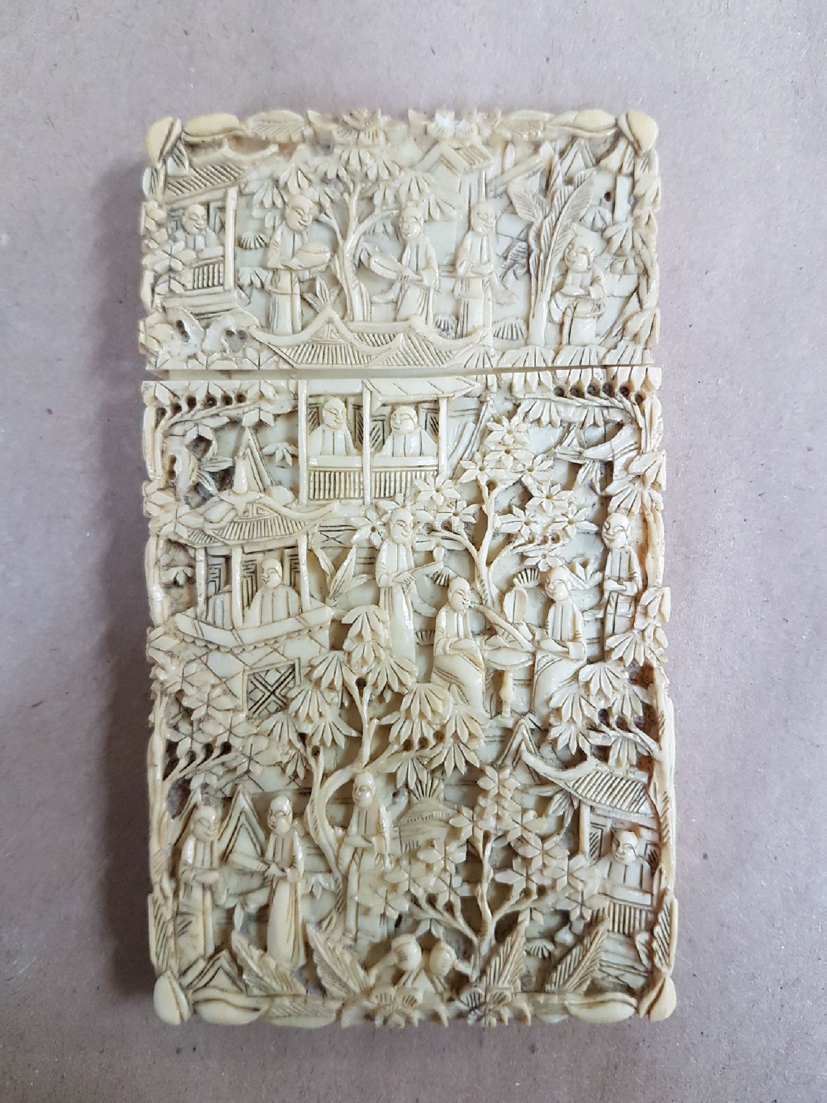 Detail c: Visitenkartenetui, China, vor 1900, Elfenbein, sehr fein beschnitzt mit Landschaften und Personen, Innen am Rand l. beschädigt bzw. Ausbruch, ca. ...