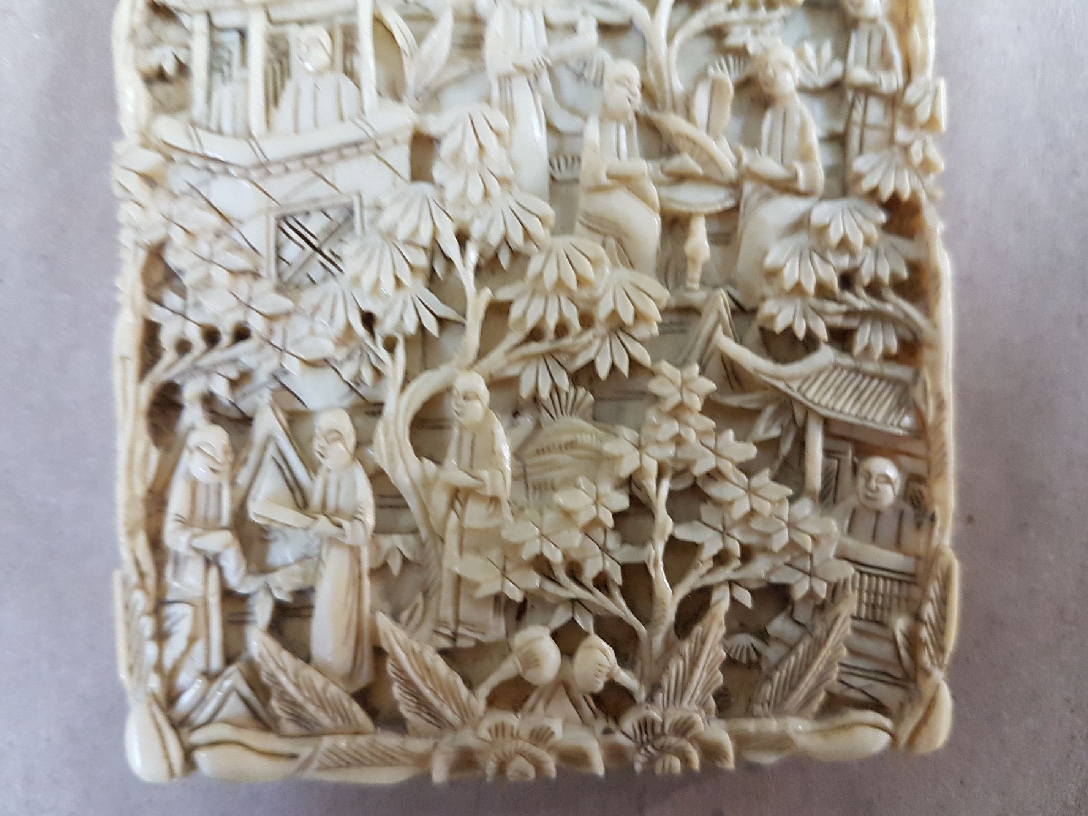 Detail d: Visitenkartenetui, China, vor 1900, Elfenbein, sehr fein beschnitzt mit Landschaften und Personen, Innen am Rand l. beschädigt bzw. Ausbruch, ca. ...