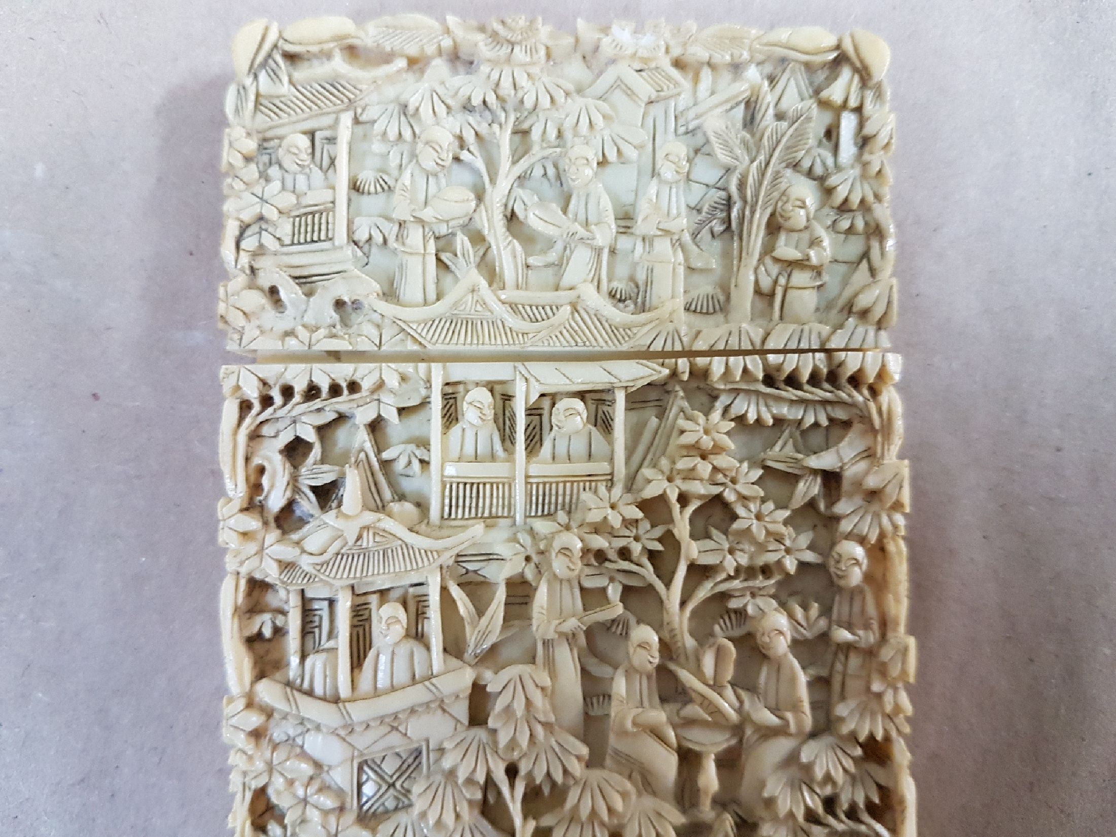 Detail e: Visitenkartenetui, China, vor 1900, Elfenbein, sehr fein beschnitzt mit Landschaften und Personen, Innen am Rand l. beschädigt bzw. Ausbruch, ca. ...