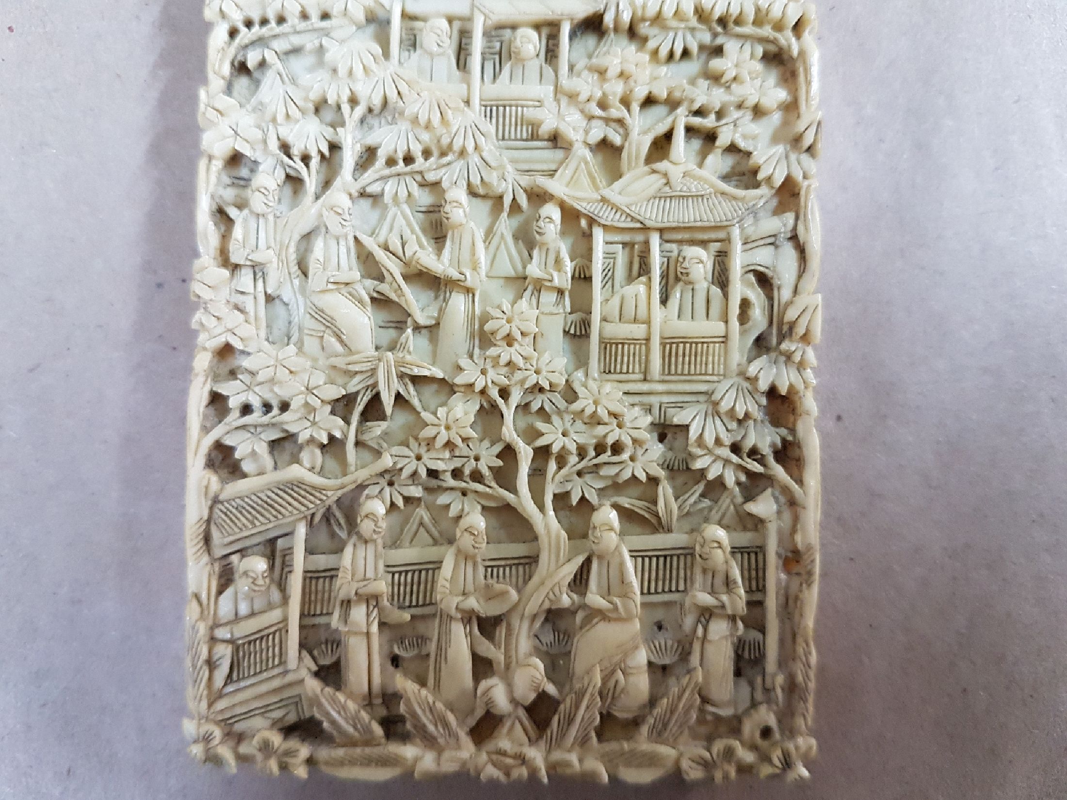 Detail f: Visitenkartenetui, China, vor 1900, Elfenbein, sehr fein beschnitzt mit Landschaften und Personen, Innen am Rand l. beschädigt bzw. Ausbruch, ca. ...