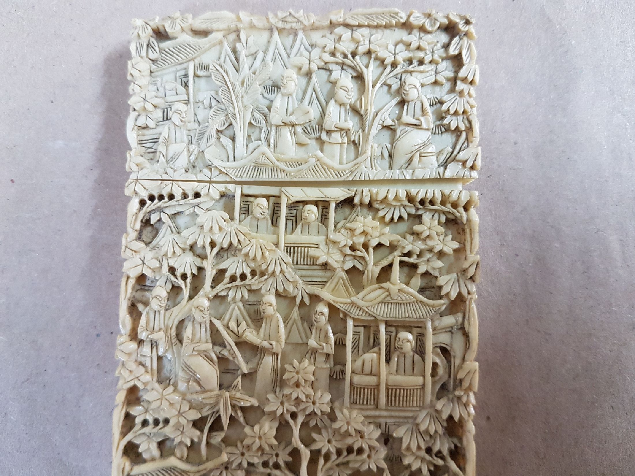 Detail g: Visitenkartenetui, China, vor 1900, Elfenbein, sehr fein beschnitzt mit Landschaften und Personen, Innen am Rand l. beschädigt bzw. Ausbruch, ca. ...