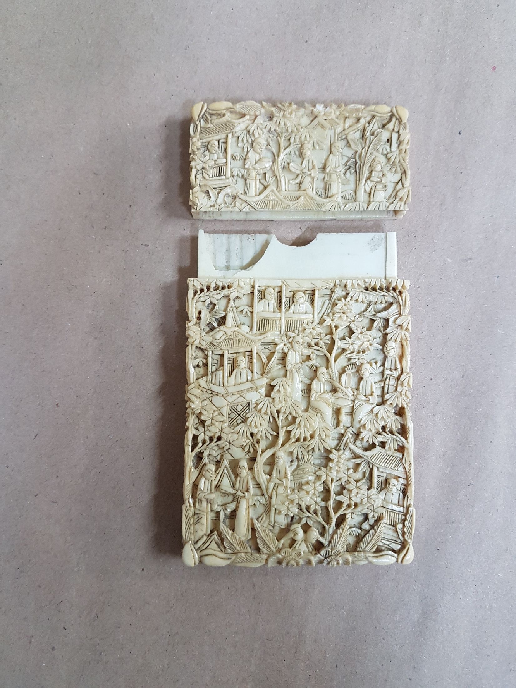 Detail h: Visitenkartenetui, China, vor 1900, Elfenbein, sehr fein beschnitzt mit Landschaften und Personen, Innen am Rand l. beschädigt bzw. Ausbruch, ca. ...